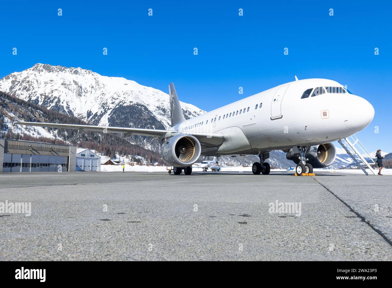 D-ACBN DC Aviation Airbus A319-115 ACJ am kaltverschneiten Flughafen Samedan Stockfoto