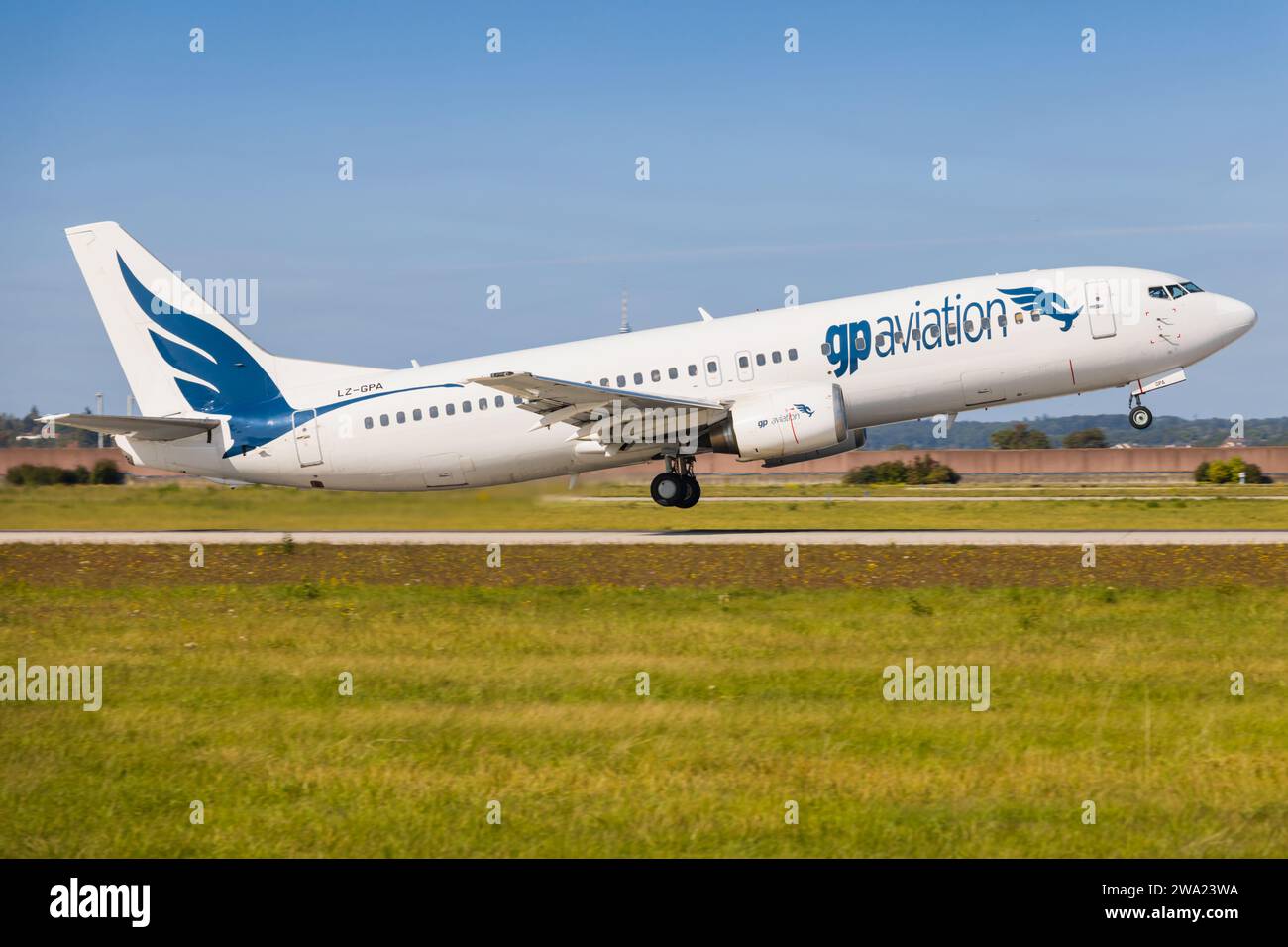 Stuttgart, Deutschland - 3. Oktober 2023: GP Aviation Boeing 737 nähert sich dem Flughafen Stuttgart an Stockfoto
