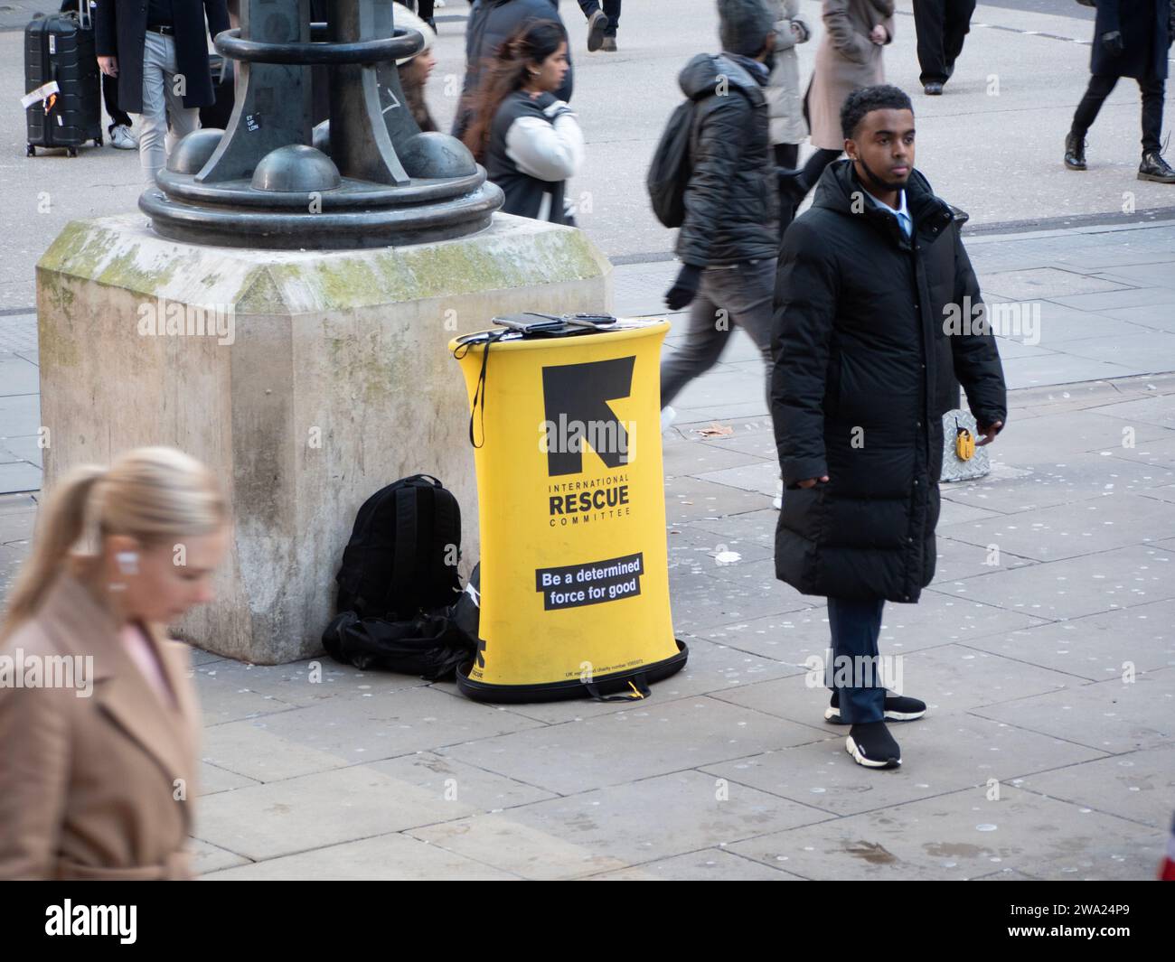 London, UK . International Rescue Commitee Benefizsammler, auch bekannt als Chuggers, die Spenden in London sammeln Stockfoto