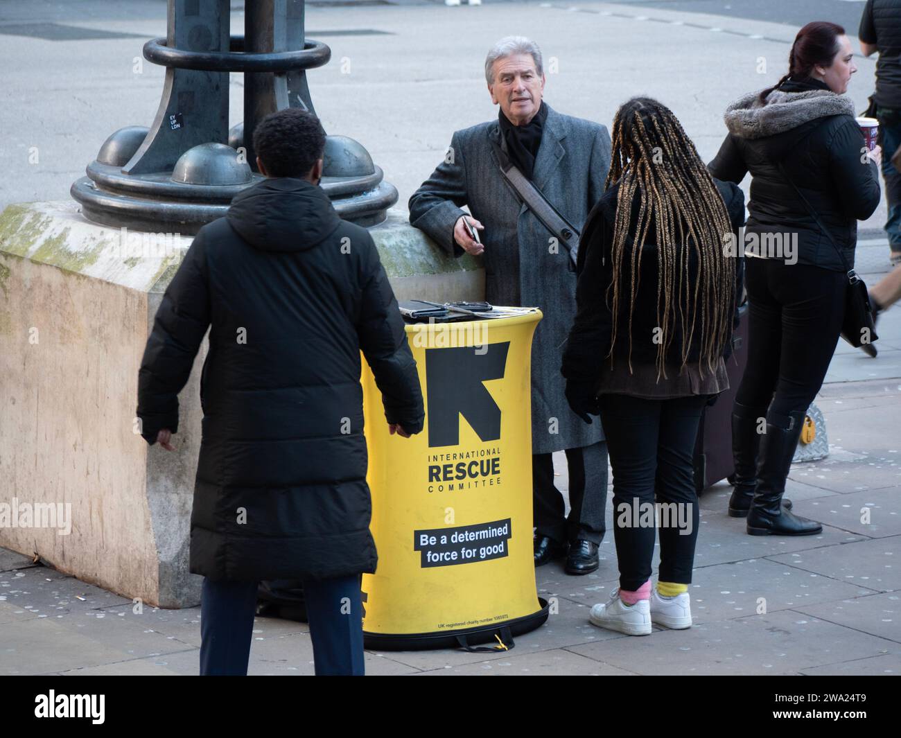 London, UK . International Rescue Commitee Benefizsammler, auch bekannt als Chuggers, die Spenden in London sammeln Stockfoto