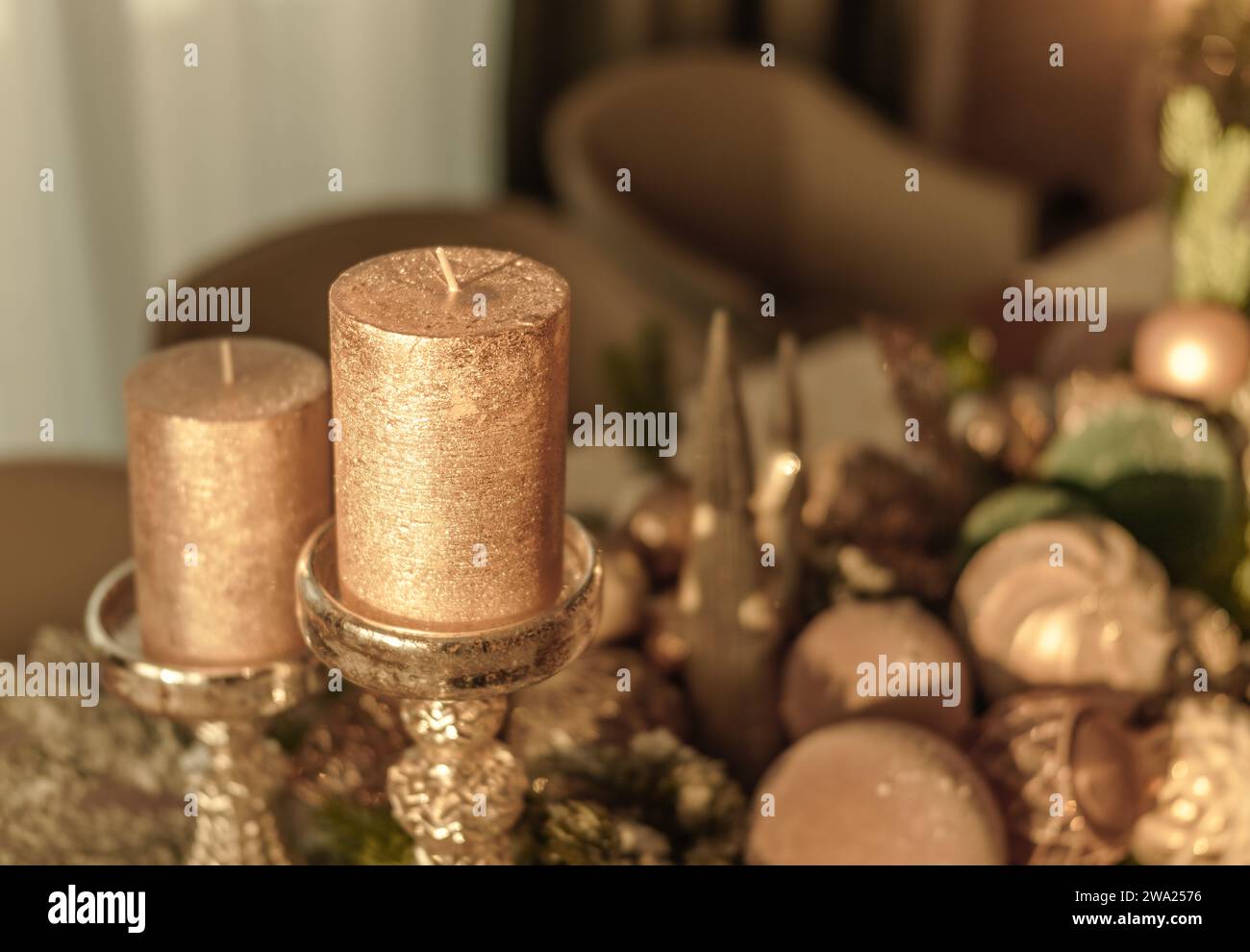 goldene traditionelle, unbeleuchtete Kerzen, Nahaufnahme im Innenbereich Stockfoto
