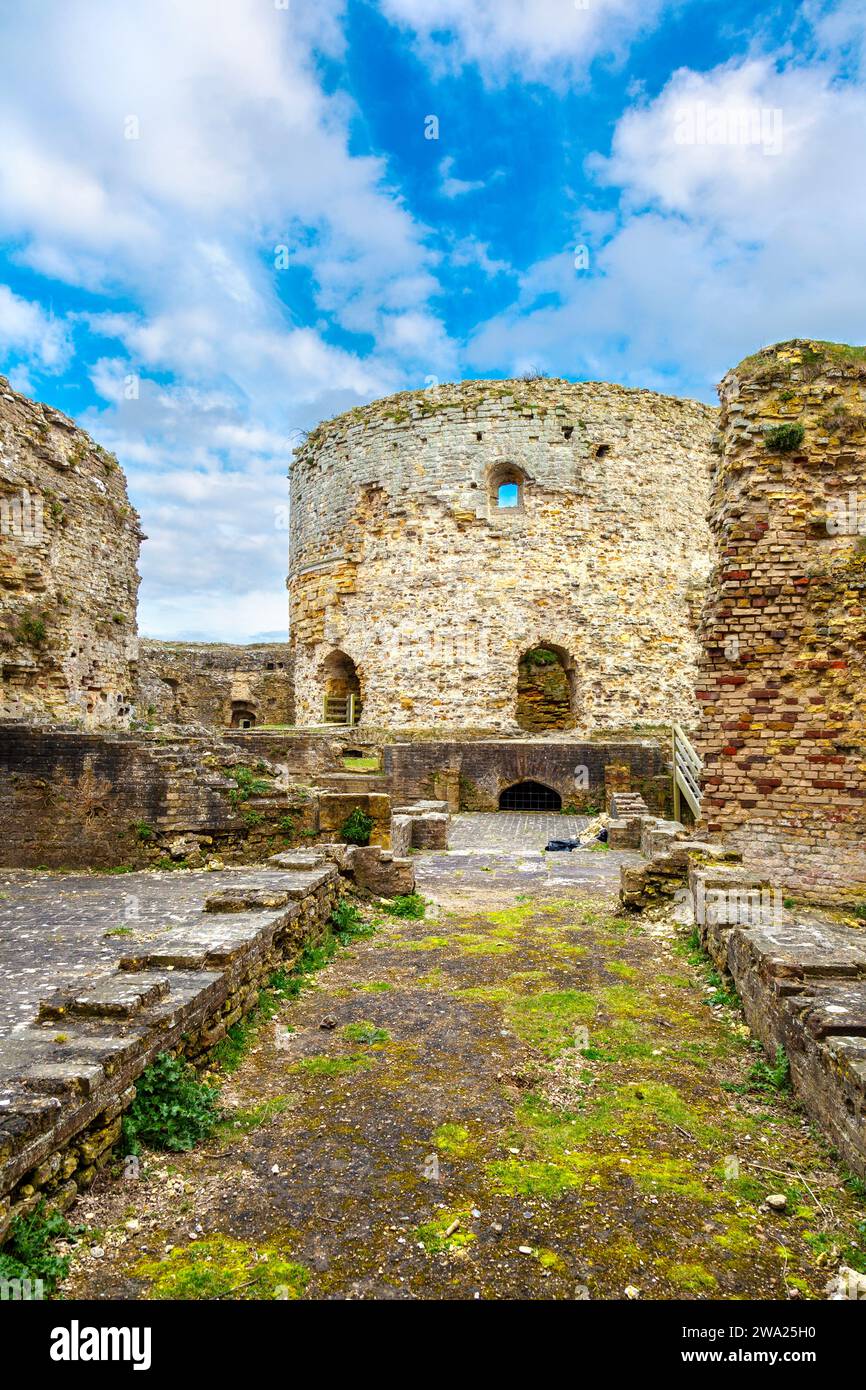 Der Donjon befindet sich in den Ruinen von Camber Castle aus dem 16. Jahrhundert in East Sussex, England Stockfoto