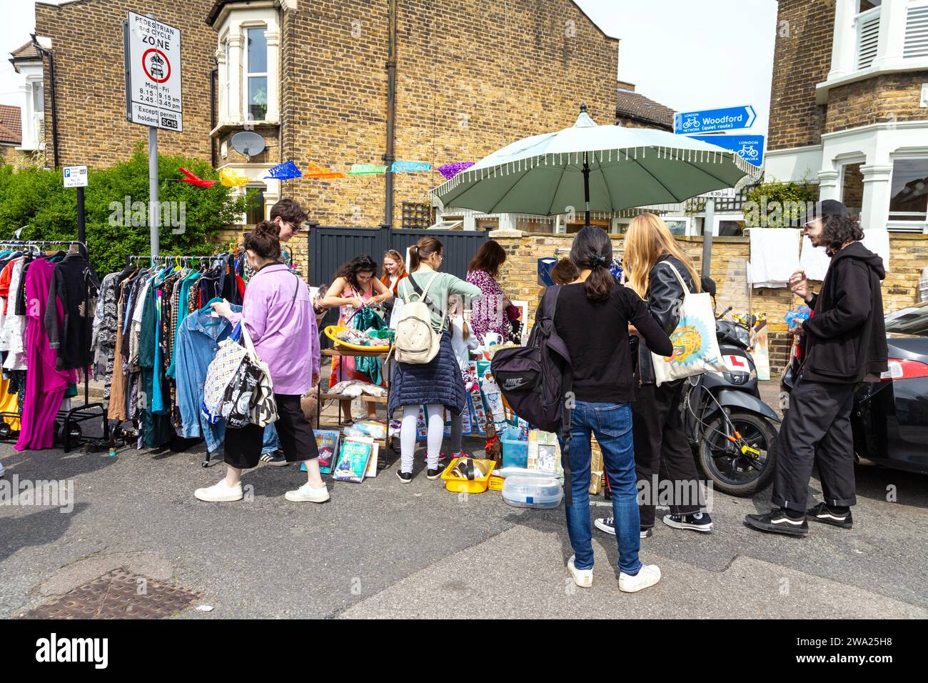 Leute, die an einem Verkaufsstand am Francis Road Jumble Trail in Leyton, London, Großbritannien, einkaufen Stockfoto