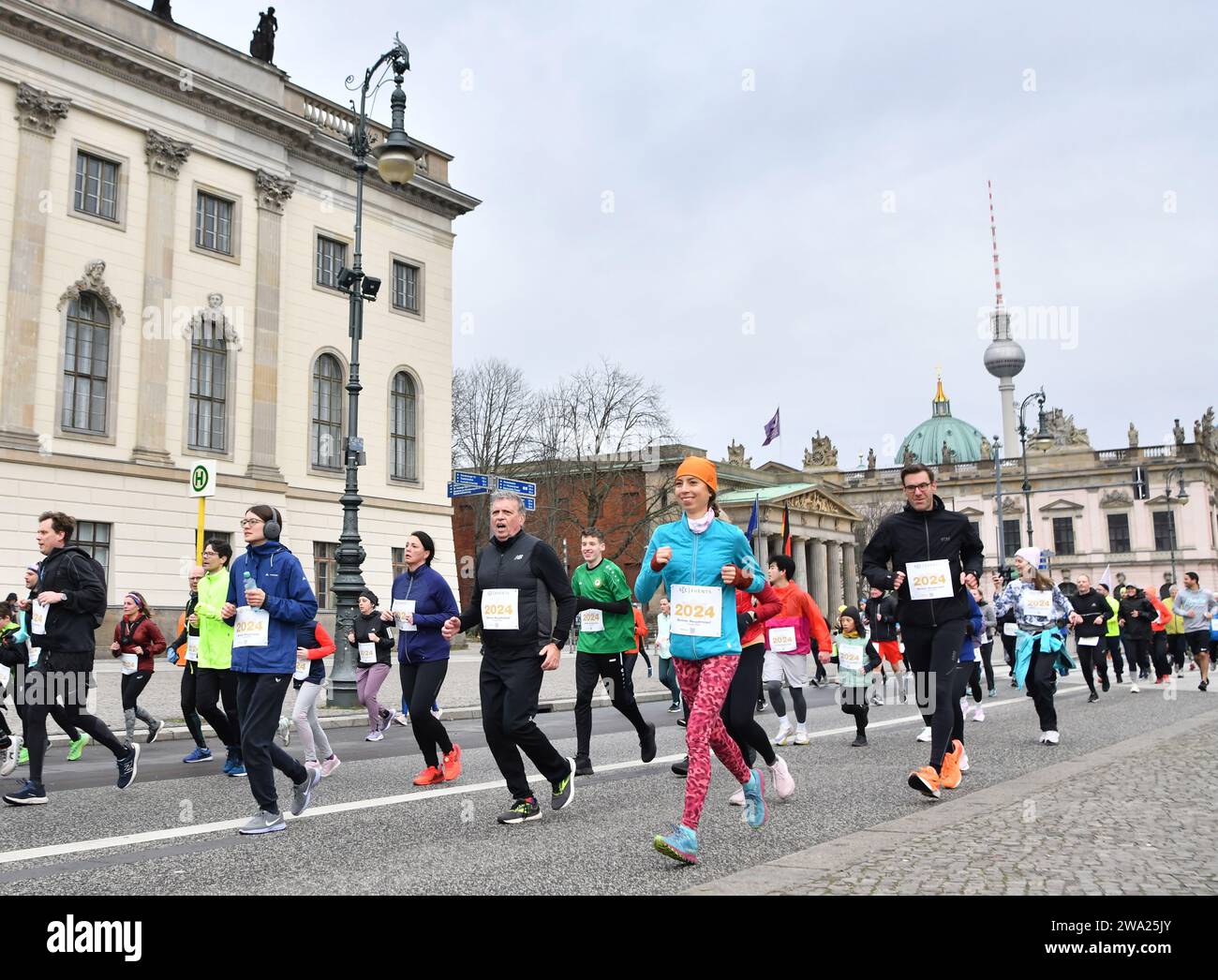 Berlin, Deutschland. Januar 2024. Die Teilnehmer nehmen am Neujahrslauf in Berlin, Deutschland ...