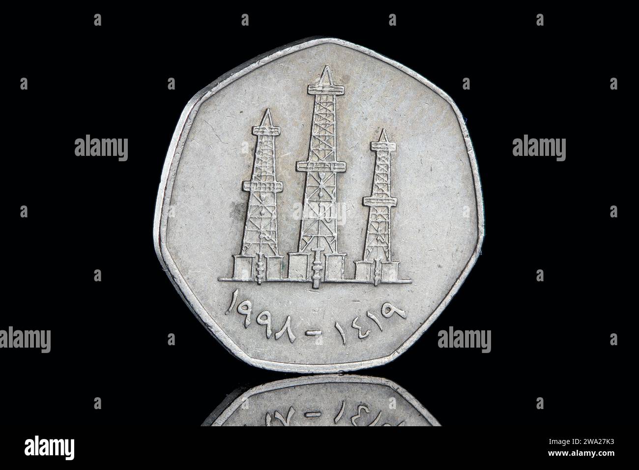 Vereinigte Arabische Emirate 50 Fils Münze mit 3 Ölbohrern Stockfoto