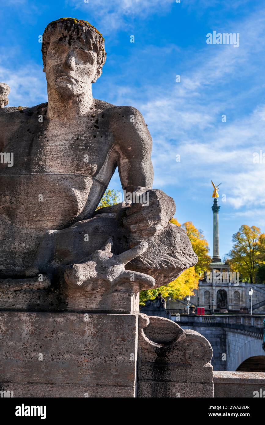 Steinskulptur, die Bayern symbolisiert, auf der Prinzregententenbrücke über die Isar am Friedensengel, München Stockfoto