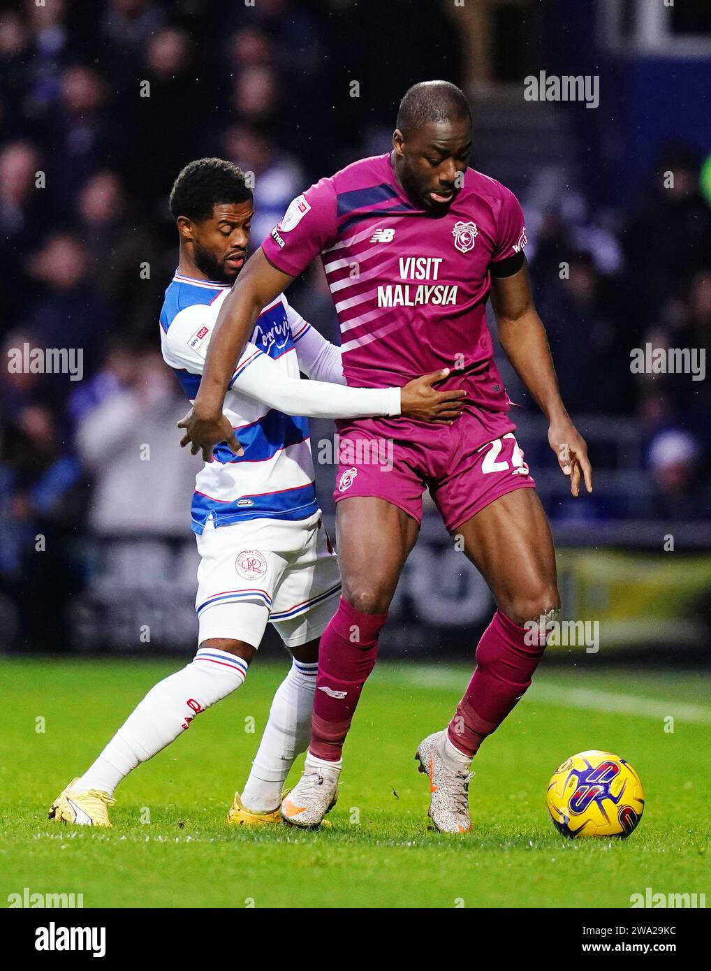 Paal der Queens Park Rangers und Yakou Meite (rechts) von