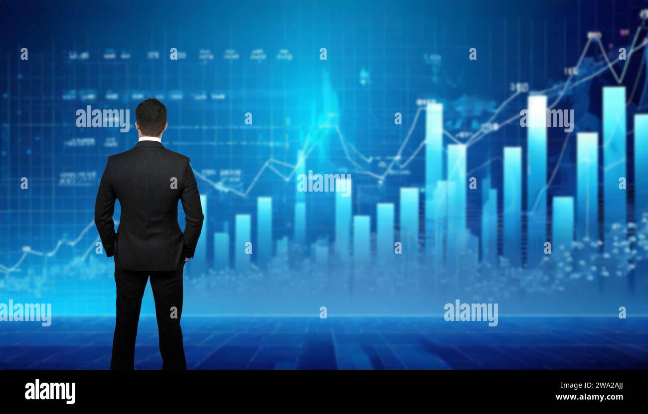 Mann in Anzug, der vor Diagrammen und Indikatoren für Aktienmärkte steht Stockfoto
