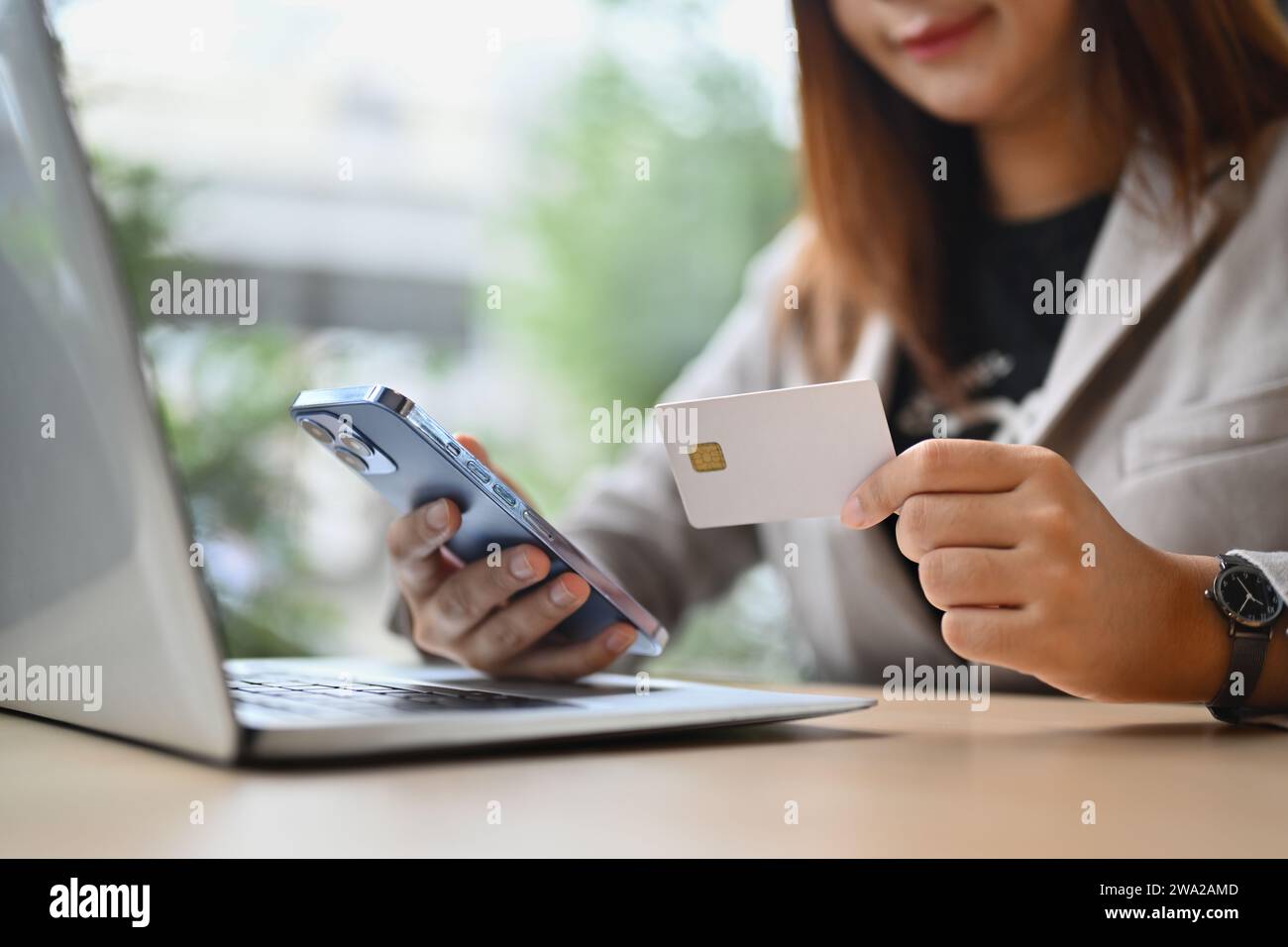 Geschäftsmann mit Plastikkarte, der Online-Zahlungen kauft oder Geld in der ebank-App überträgt. Stockfoto