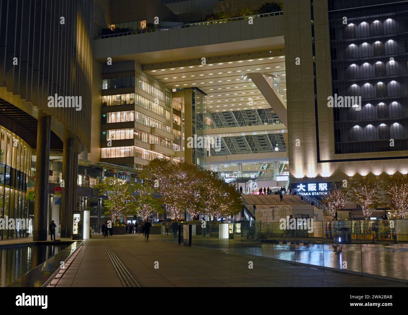 Bahnhof Osaka bei Nacht Stockfoto