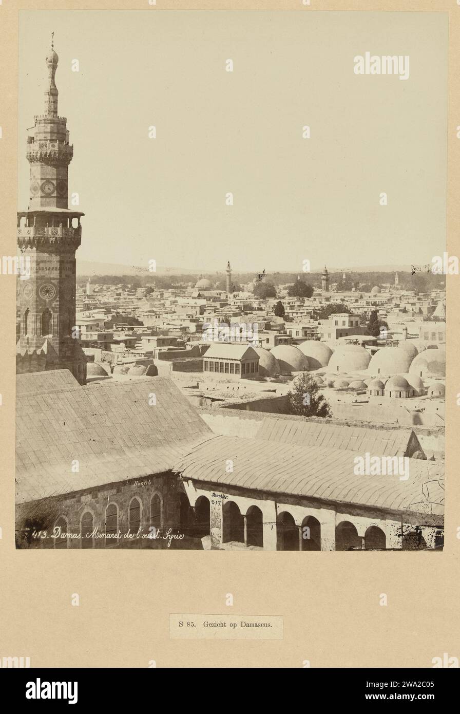 Ansicht von Damaskus, mit dem Minarett der großen Moschee im Vordergrund, ca. 1867 - ca. 1877 Fotografie Teil einer Gruppe von Fotos, die der Fotograf Richard Polak auf Reisen gesammelt hat. Dieses Foto wurde zusammen mit anderen Fotos ausgestellt, die er auf seinen Reisen am Rotterdamschen Kunstkring (1895), bei Arti und Amicitiae in Amsterdam (1897-1898?) gesammelt hat. Und Societeit 't Collegie in Kampen (Datum für die Zeit ist unbekannt). Damaskus-Papier. Tempel mit Pappalbumendruck, Schrein  Islam, Mohammedanismus. Stadtblick im Allgemeinen; 'Veduta' Damaskus. Große Moschee von Damaskus Stockfoto