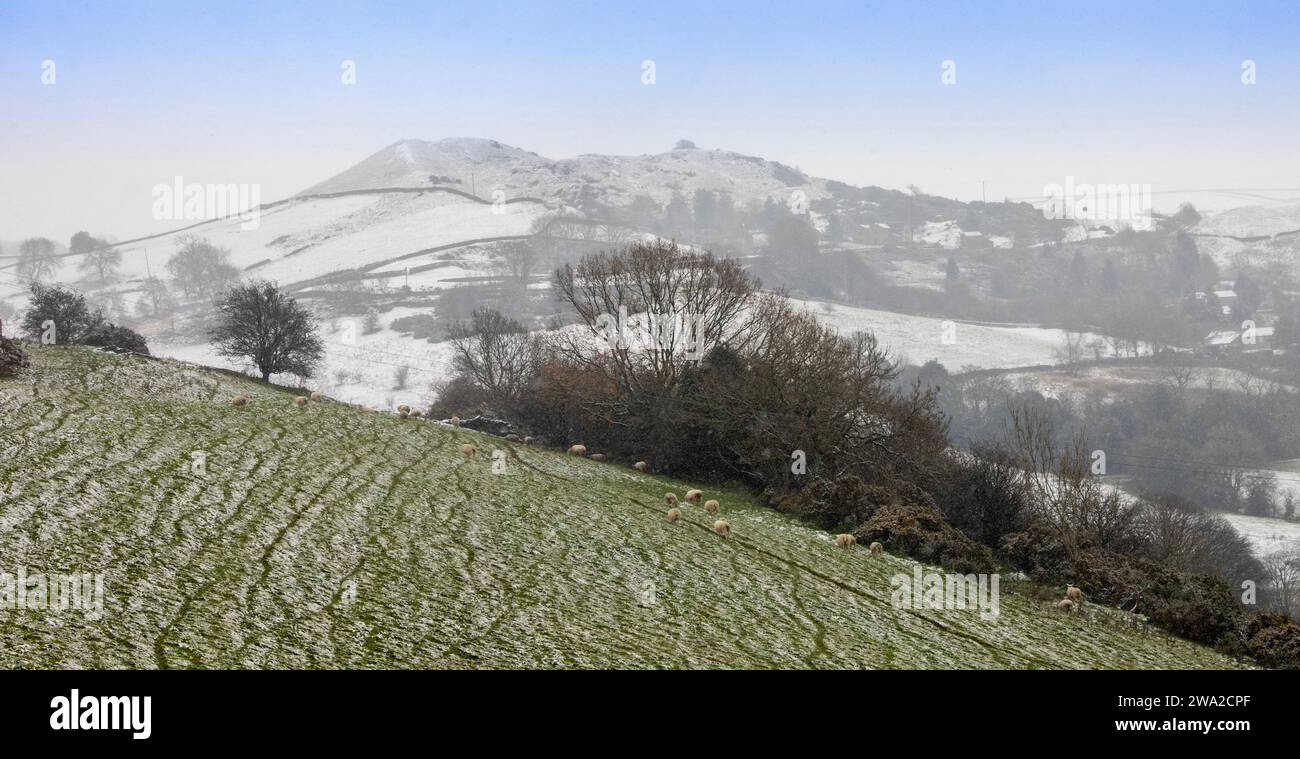 Großbritannien, England, Cheshire, Rainow, Hügel, die sich im Winter über dem Dorf erheben, Panoramablick Stockfoto