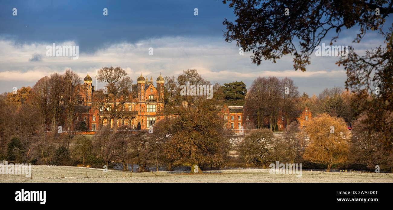 Großbritannien, England, Cheshire, Macclesfield, Capesthorne Hall gegenüber dem See im Winter, Panoramablick Stockfoto