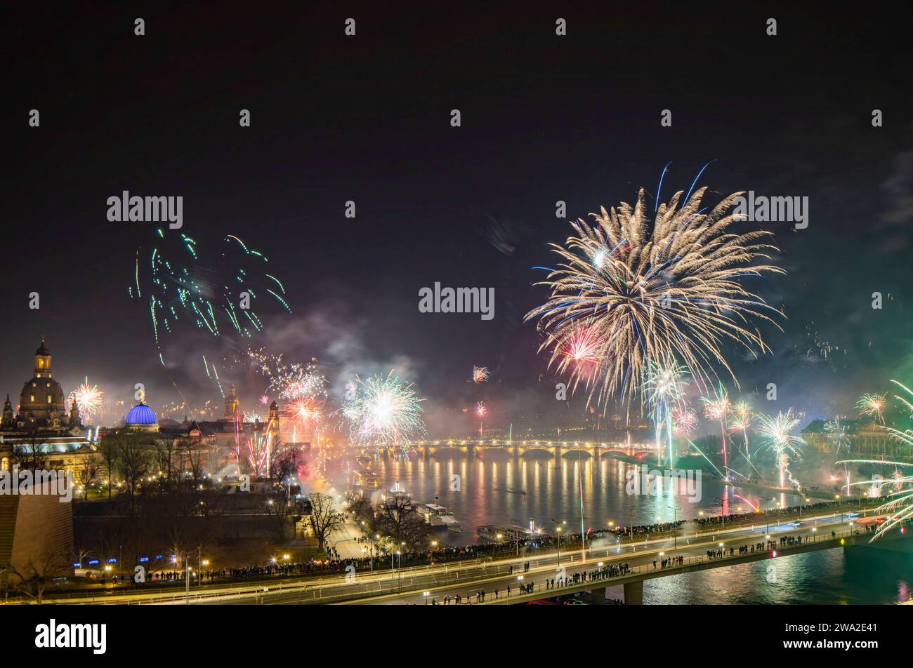 Feuerwerk Silvester 2024 Silvesterfeuerwerk über der Dresdner Altstadt Dresden Sachsen Deutschland *** Feuerwerk Silvester 2024 Silvesterfeuerwerk über der Dresdner Altstadt Dresden Sachsen Deutschland Stockfoto