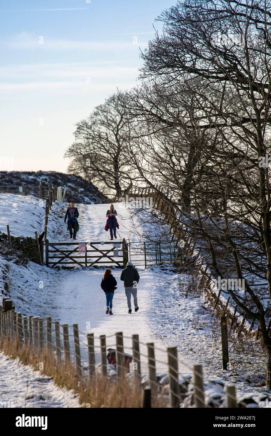 Großbritannien, England, Cheshire, Macclesfield, Tegg’s Nose Country Park, Wanderer auf dem Gritstone Trail im Winter Stockfoto