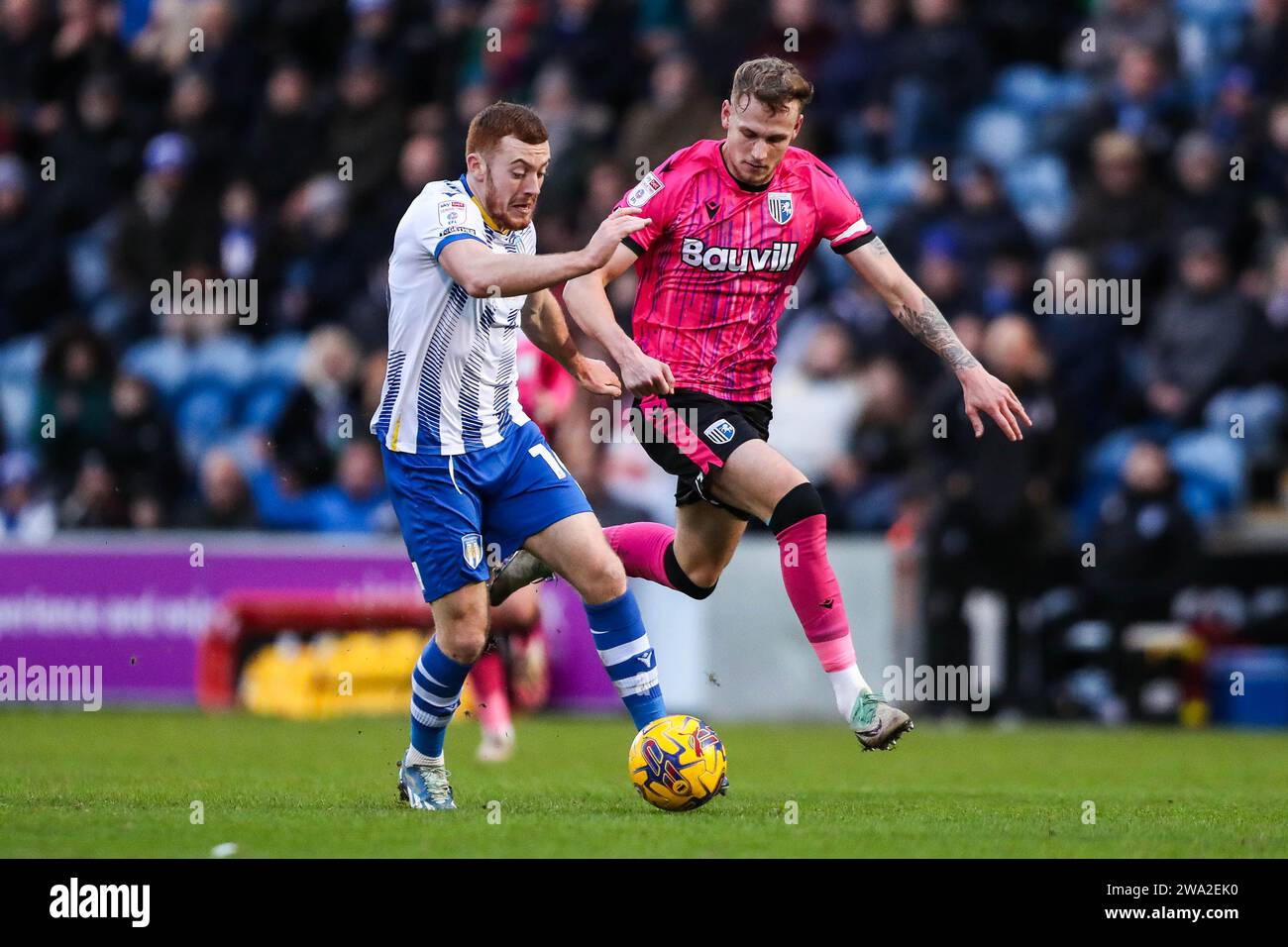 Colchester United's Arthur Read kämpft um den Ball gegen Gillinghams Ethan Coleman während des Spiels der Sky Bet League Two im JobServe Community Stadium in Colchester. Bilddatum: Montag, 1. Januar 2024. Stockfoto