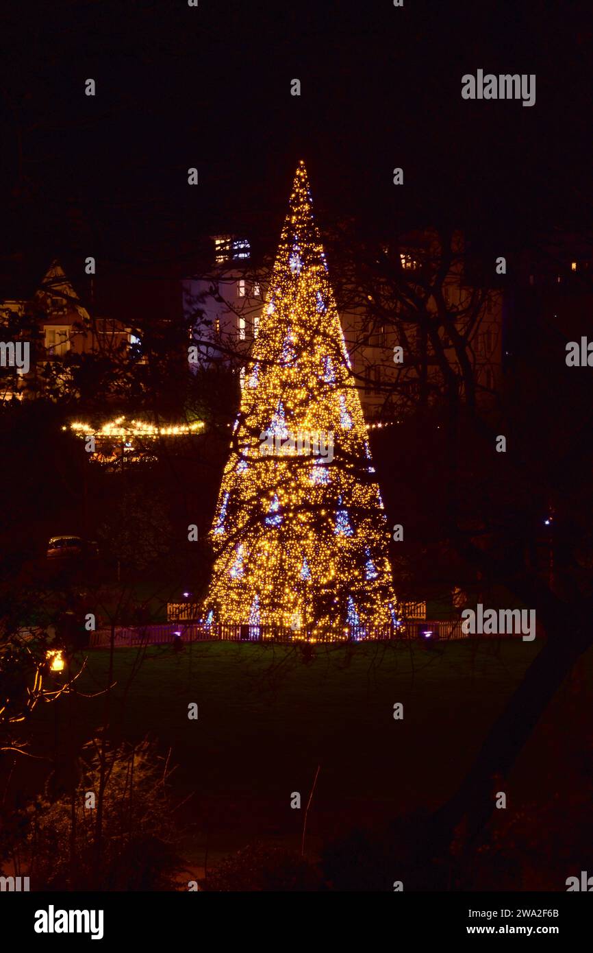 Bournemouth wird von mehr als 100 festlichen Lichtern mit Christmas Tree Wonderland beleuchtet. Stockfoto