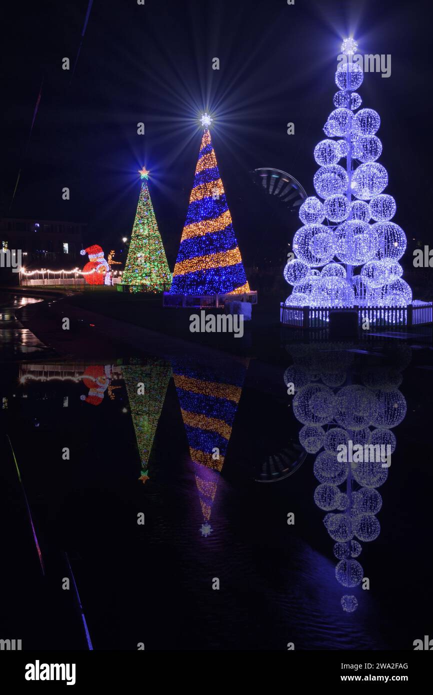 Bournemouth wird von mehr als 100 festlichen Lichtern mit Christmas Tree Wonderland beleuchtet. Stockfoto