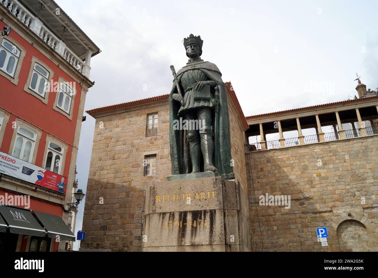 Statue von Dom Duarte, König von Portugal aus dem 15. Jahrhundert, gebürtig in der Stadt, Skulptur von Alvaro de Bree, 1955 enthüllt, Viseu, Portugal Stockfoto