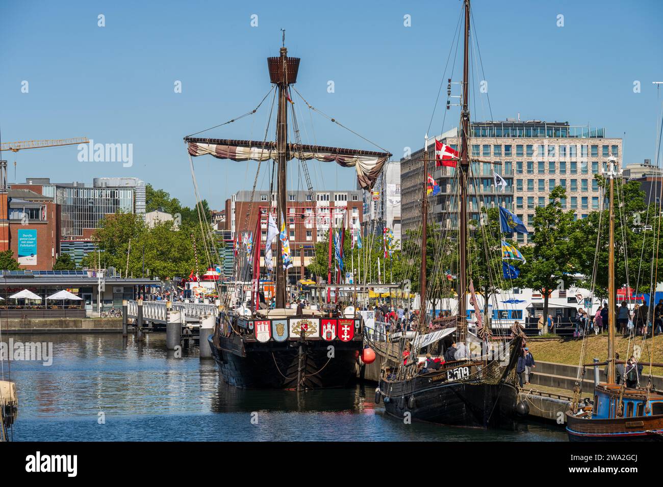 Sommerzeit im Kieler Hafenbereich am Hauptbahnof im Germaniahafen haben historische Segelschiffe festgemacht Stockfoto