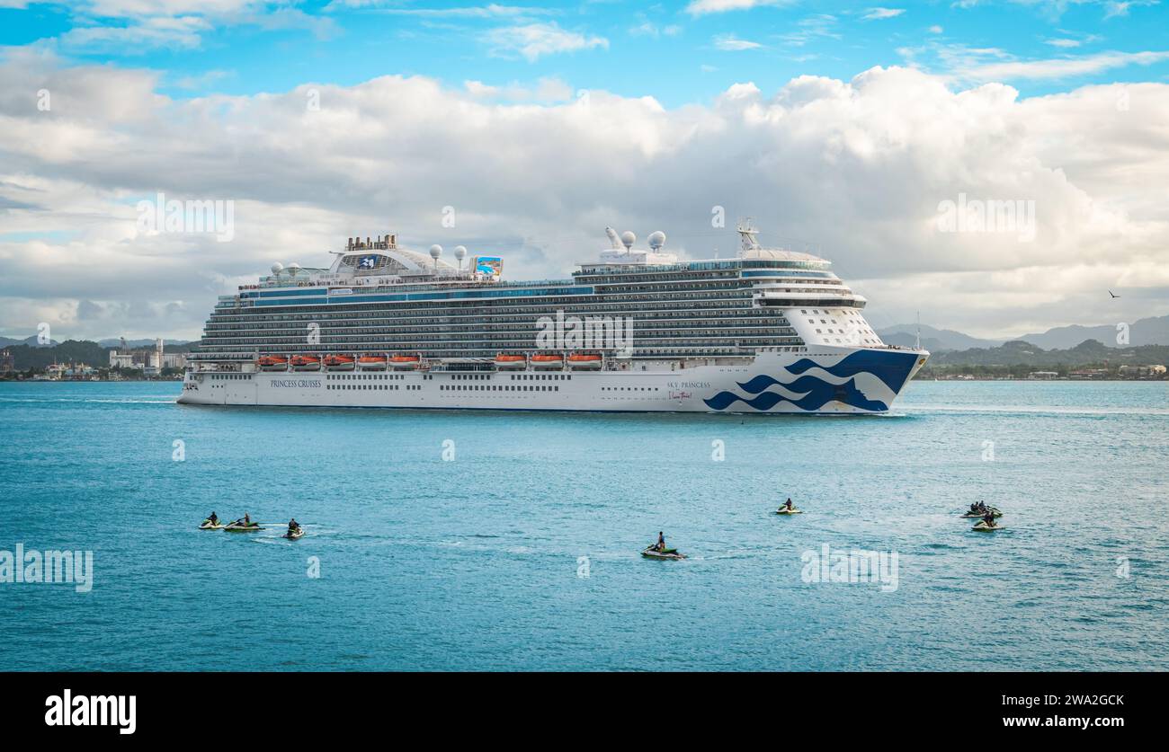 San Juan, Puerto Rico - 22. November 2023: Kreuzfahrtschiff Sky Princess fährt vom Hafen von San Juan, Puerto Rico. Stockfoto