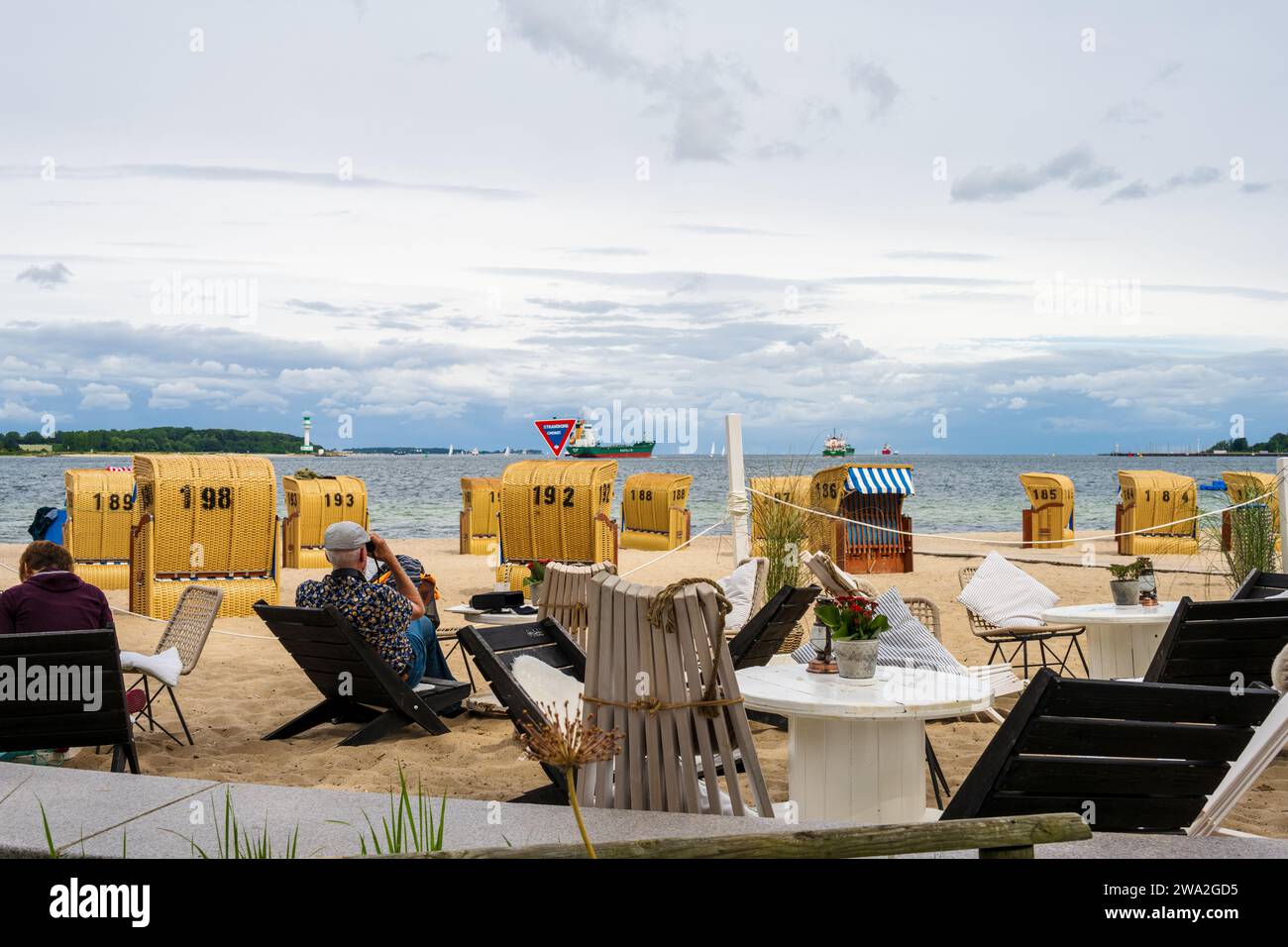 Strand des Ostseebades Heikendorf mit Strandkörben und herrlicher Aussicht auf die vorbeifahrenden Schiffe Stockfoto