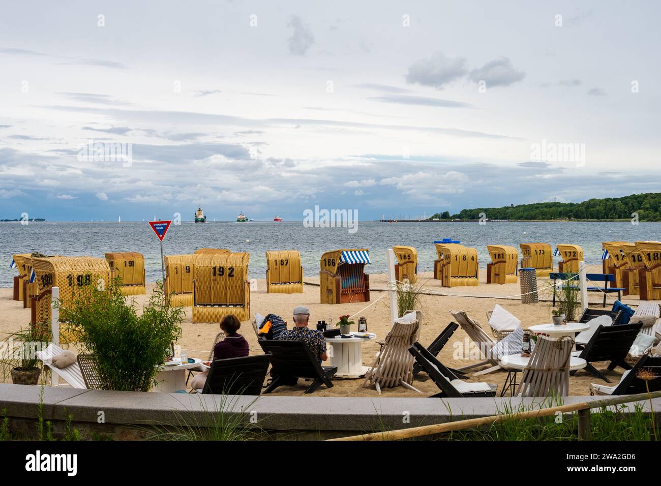 Strand des Ostseebades Heikendorf mit Strandkörben und herrlicher Aussicht auf die vorbeifahrenden Schiffe Stockfoto