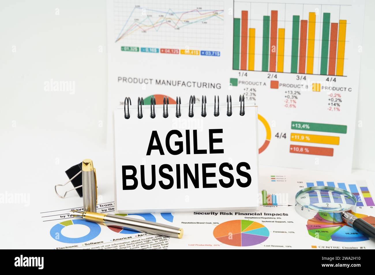 Geschäftskonzept. Auf der Tabelle befinden sich Berichte mit Diagrammen und ein Notizblock mit der Aufschrift Agile Business Stockfoto