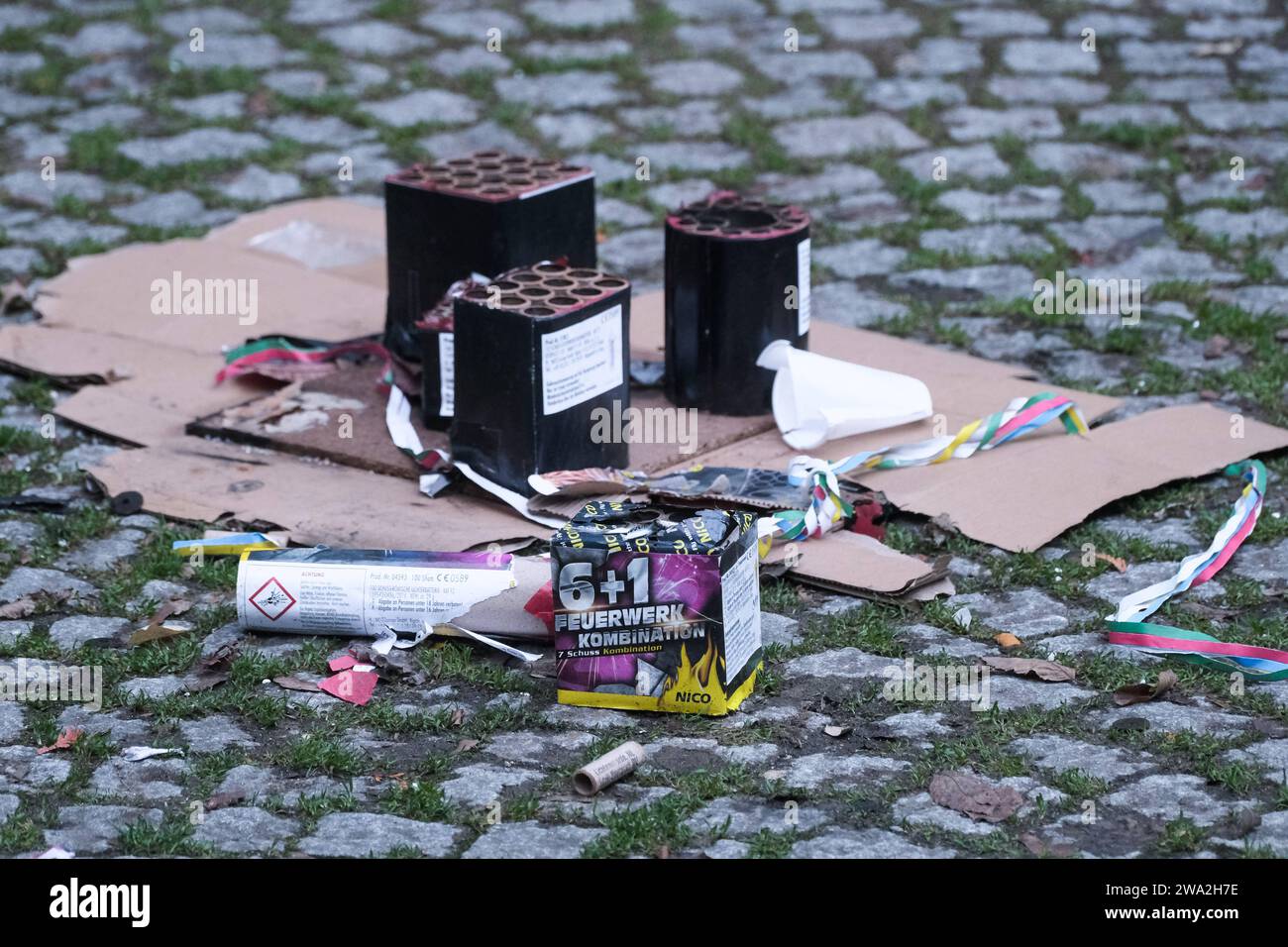 Düsseldorf 01.01.2024 Böllerreste Böller-Reste Böllerverbot ...