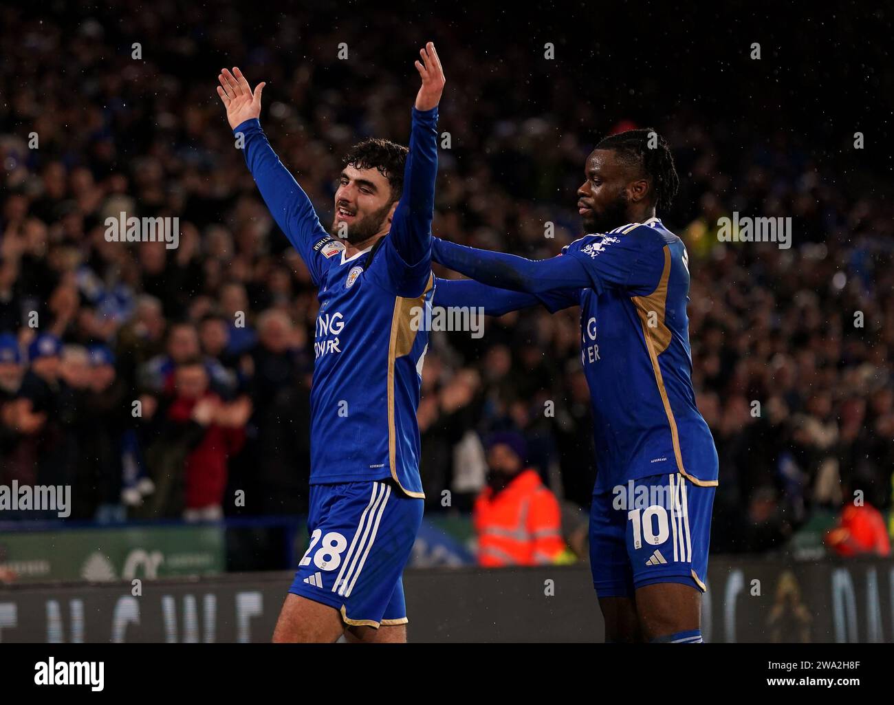 Tom Cannon aus Leicester City feiert das dritte Tor ihrer Mannschaft