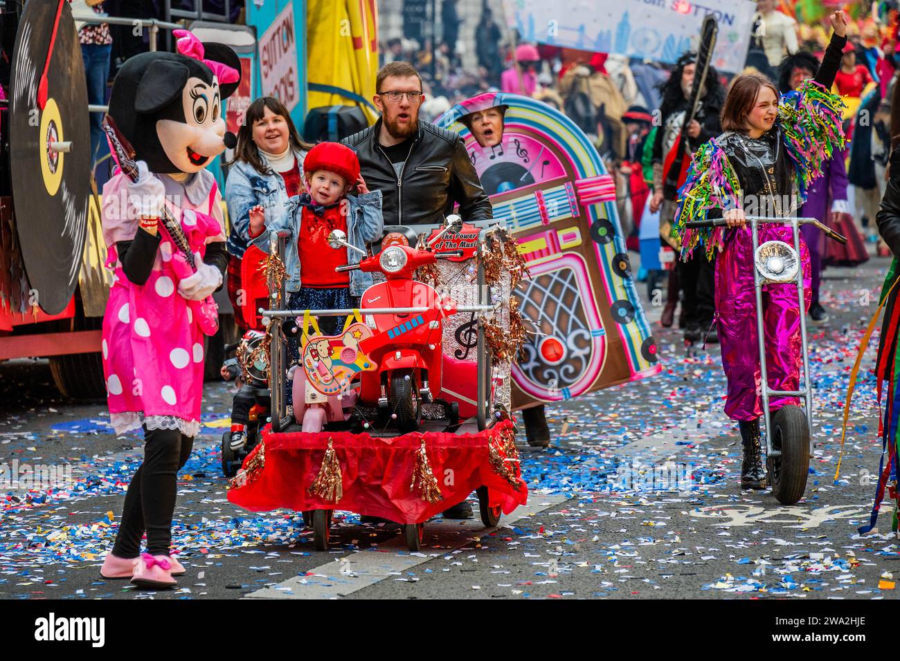 London, Großbritannien. Januar 2024. London Borough of Sutton „Sutton Rocks!“ - Die Londoner Neujahrsparade ist der Beginn des neuen Jahres 2024. Guy Bell/Alamy Live News Stockfoto