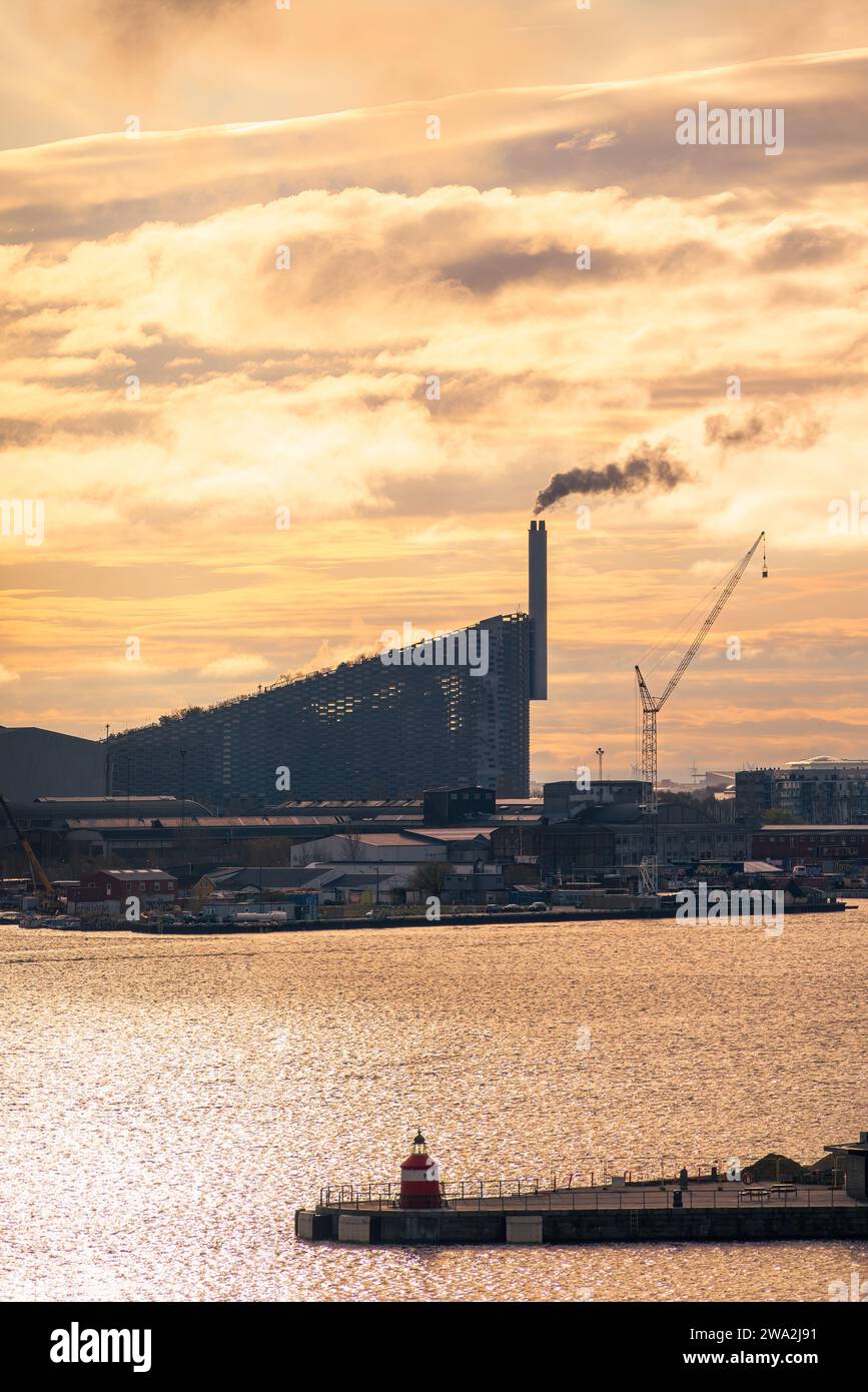 Kopenhagen, Dänemark - CopenHill Amager Bakke Abfallwirtschaft / Kraftwerksbau von BIG (Bjarke Ingels Group) Stockfoto