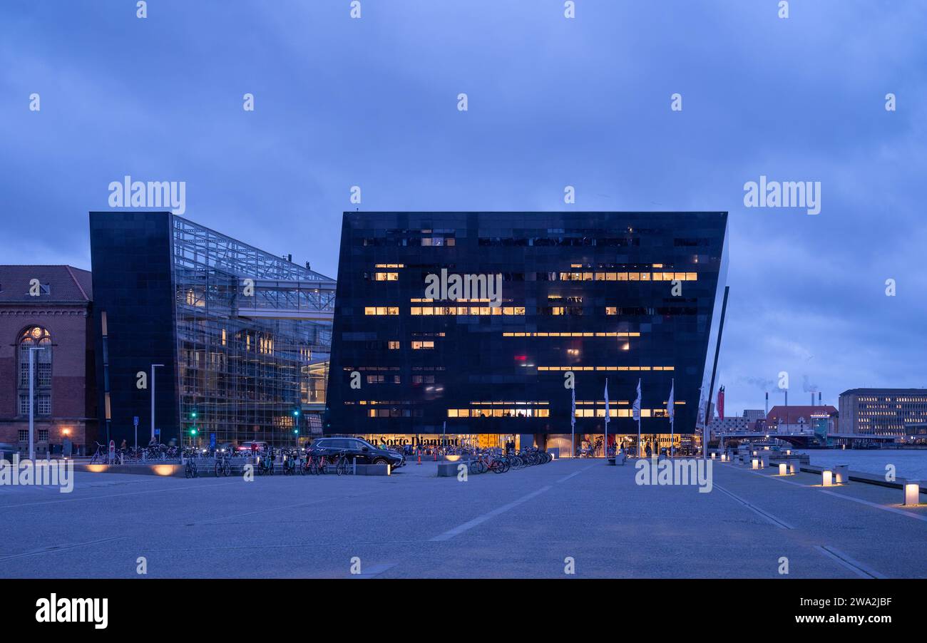 Kopenhagen, Dänemark - Schwarzer Diamant (Königlich Dänische Bibliothek) von Schmidt Hammer Lassen in der Abenddämmerung Stockfoto