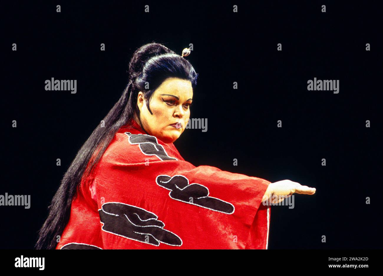 Sharon Sweet (Prinzessin Turandot) in TURANDOT an der Royal Opera, Covent Garden, London WC2 12/09/1994 Musik: Giacomo Puccini Libretto: Giuseppe Adami & Renato Simoni Dirigent: Daniele Gatti Design: Sally Jacobs Beleuchtung: F Mitchell Dana Choreografie: Kate Flatt Regisseur: Andrei Serban Stockfoto