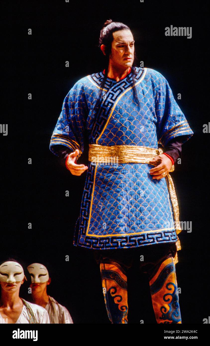 Placido Domingo (Calaf) in TURANDOT an der Royal Opera, Covent Garden, London WC2 01/09/1984 Musik: Giacomo Puccini Libretto: Giuseppe Adami & Renato Simoni Dirigent: Colin Davis Design: Sally Jacobs Beleuchtung: F Mitchell Dana Choreografie: Kate Flatt Regie: Andrei Serban Stockfoto