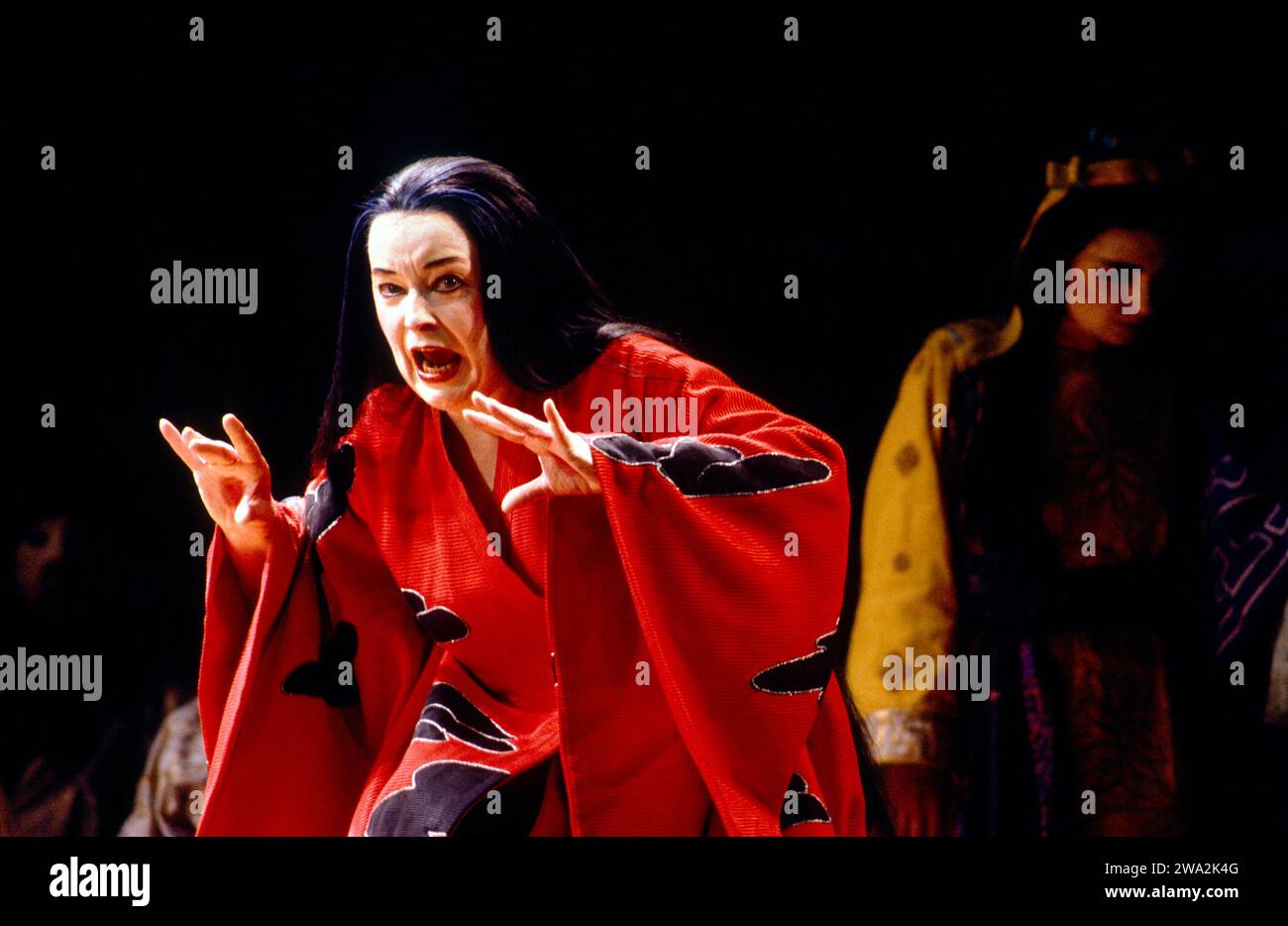 l-r: Gwyneth Jones (Prinzessin Turandot), Helen Donath (Liu) in TURANDOT an der Royal Opera, Covent Garden, London WC2 01/09/1984 Musik: Giacomo Puccini Libretto: Giuseppe Adami & Renato Simoni Dirigent: Colin Davis Design: Sally Jacobs Beleuchtung: F Mitchell Dana Choreographie: Kate Flatt Regisseur: Andrei Serban Stockfoto