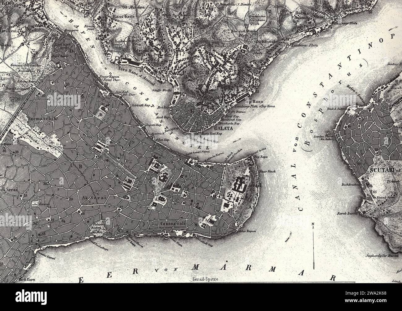 Eine historische Schwarzweißkarte von Konstantinopel auf weißem Hintergrund. Stockfoto