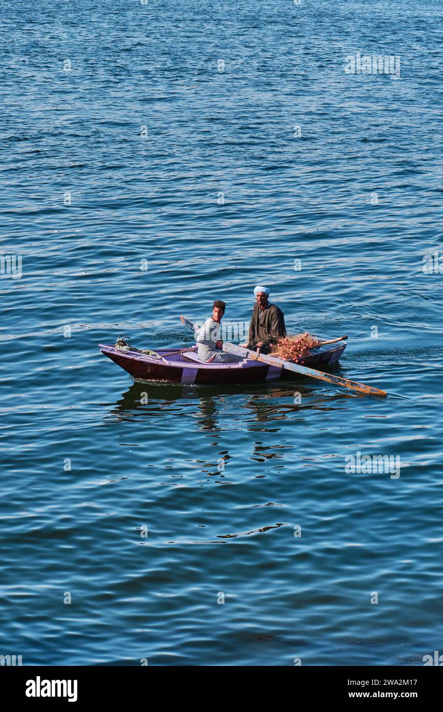 Luxor, Ägypten - 2. Januar 2024: Einheimische Männer segeln mit einem Boot auf dem Nil in Luxor Stockfoto