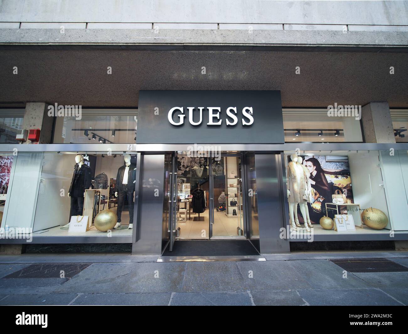 TURIN, ITALIEN - 28. NOVEMBER 2023: Guess Storefront Stockfoto