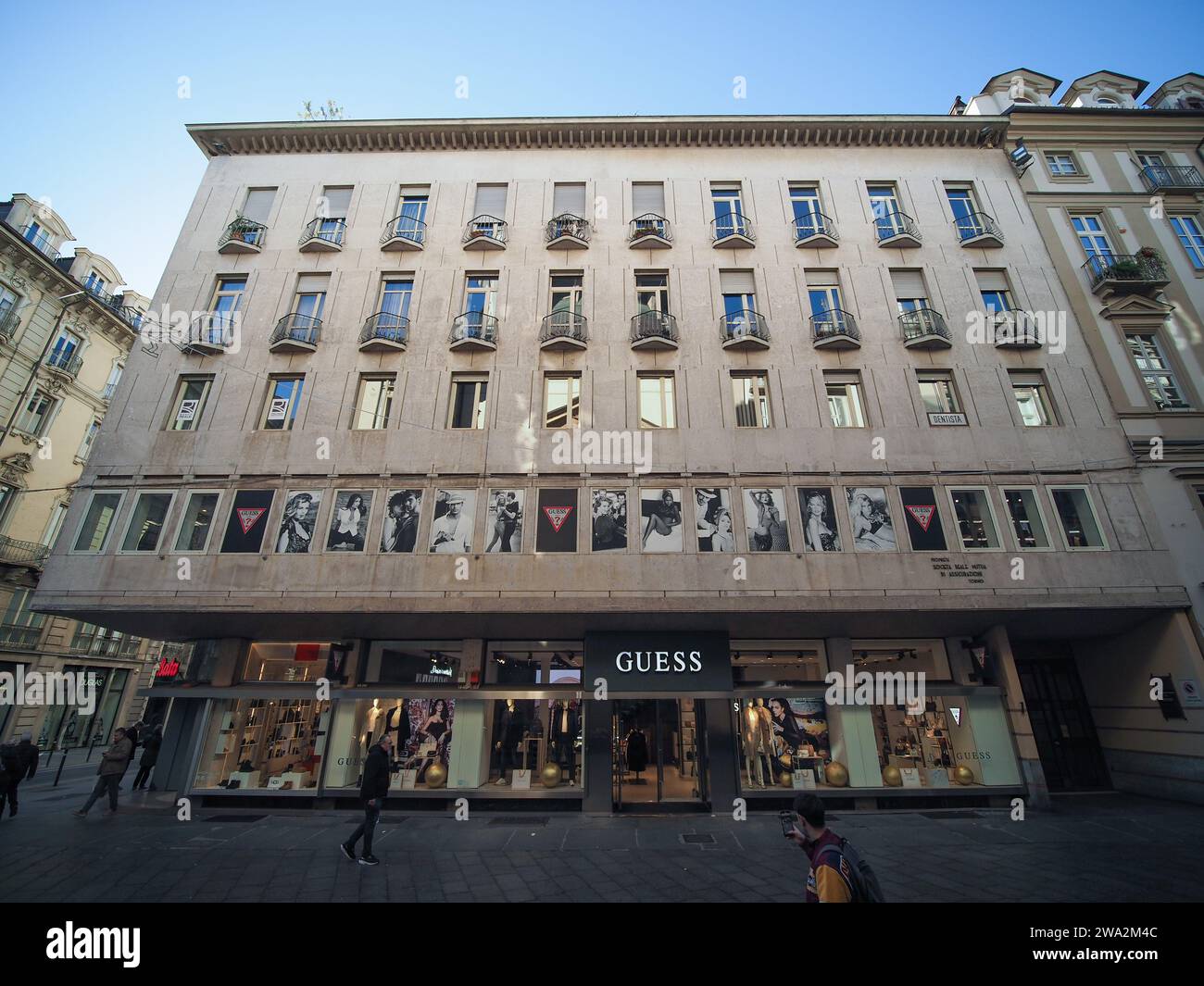 TURIN, ITALIEN - 28. NOVEMBER 2023: Bata and Guess Storefront Stockfoto
