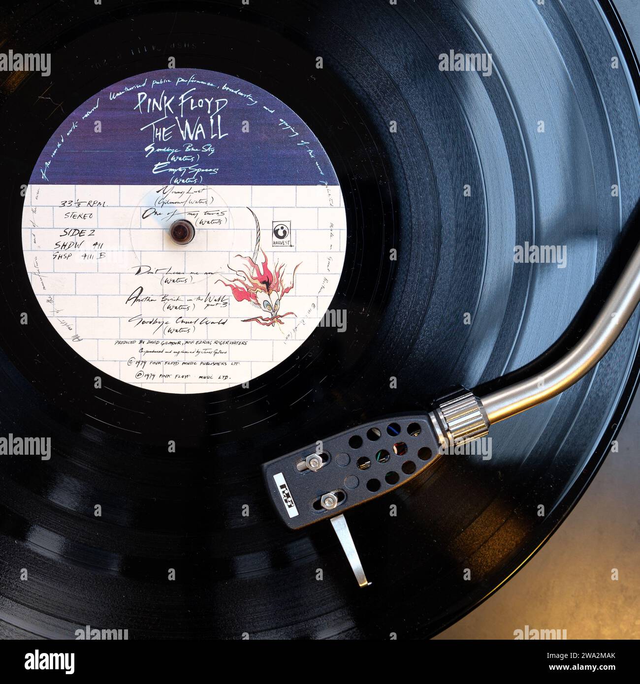 Side 2 of the Wall von Pink Floyd (Vinyl-LP) wird gespielt. Rega II Drehscheibe Stockfoto