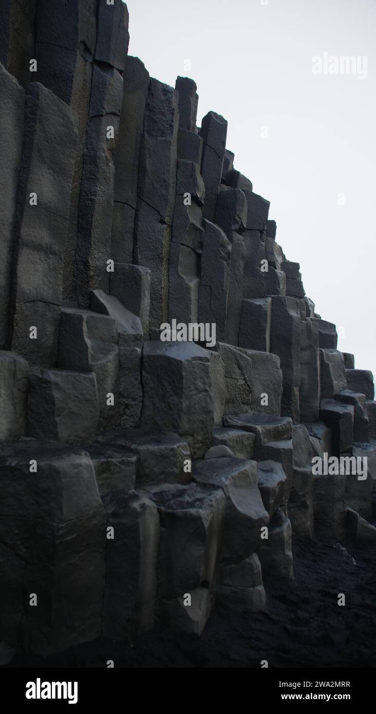 Basaltsäulen in Island am Reynisfjara Stockfoto