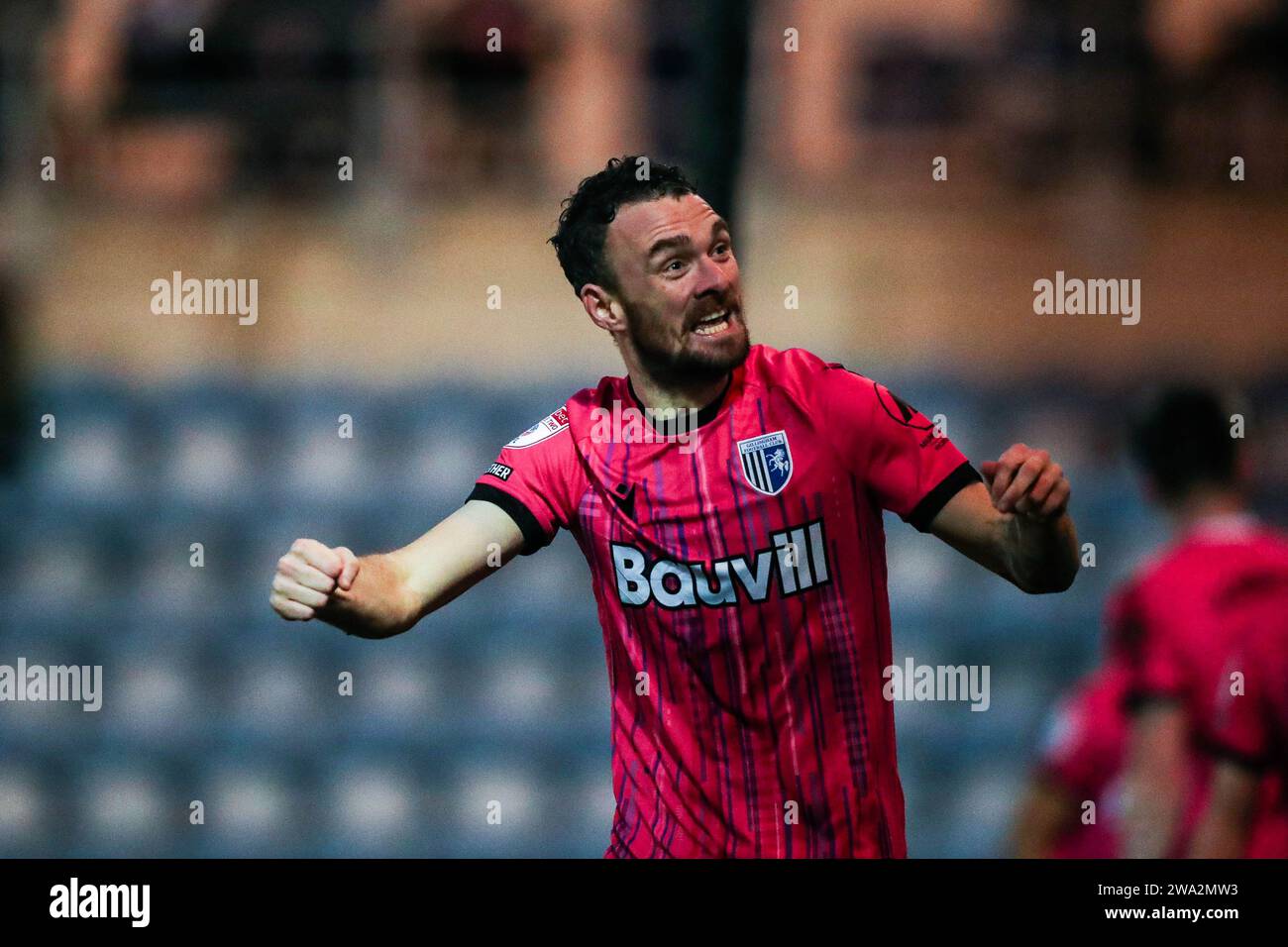 Gillinghams Scott Malone feiert das erste Tor ihrer Mannschaft während des Spiels der Sky Bet League Two im JobServe Community Stadium in Colchester. Bilddatum: Montag, 1. Januar 2024. Stockfoto