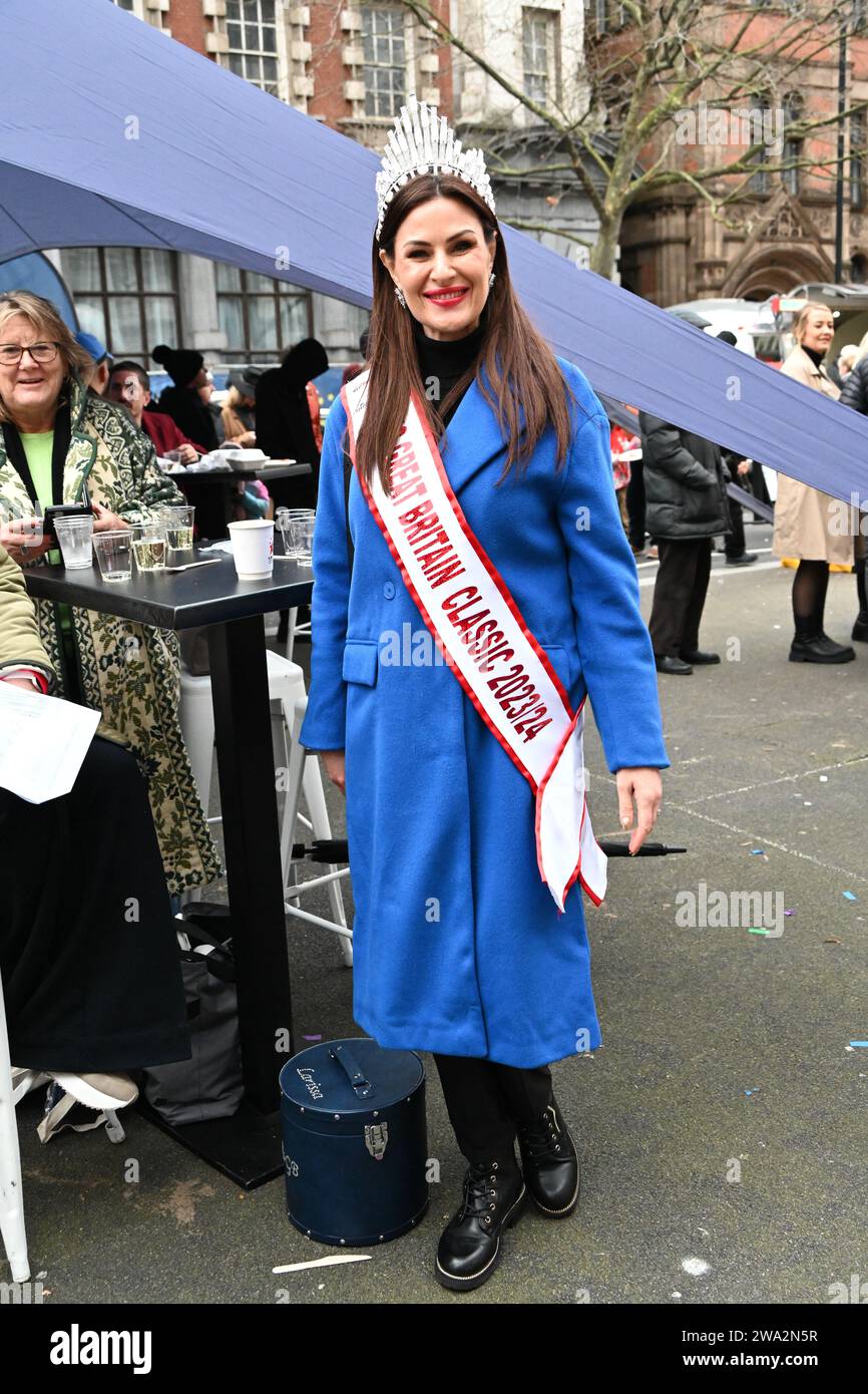 London, Großbritannien. Januar 2024. Gina Broadhurst von Frau Great Britain Classic 2023/24 nimmt an der jährlichen Neujahrsparade in london Teil, bei der Hunderte von Wagen im Zentrum londons, Großbritannien, teilnehmen. Quelle: Siehe Li/Picture Capital/Alamy Live News Stockfoto