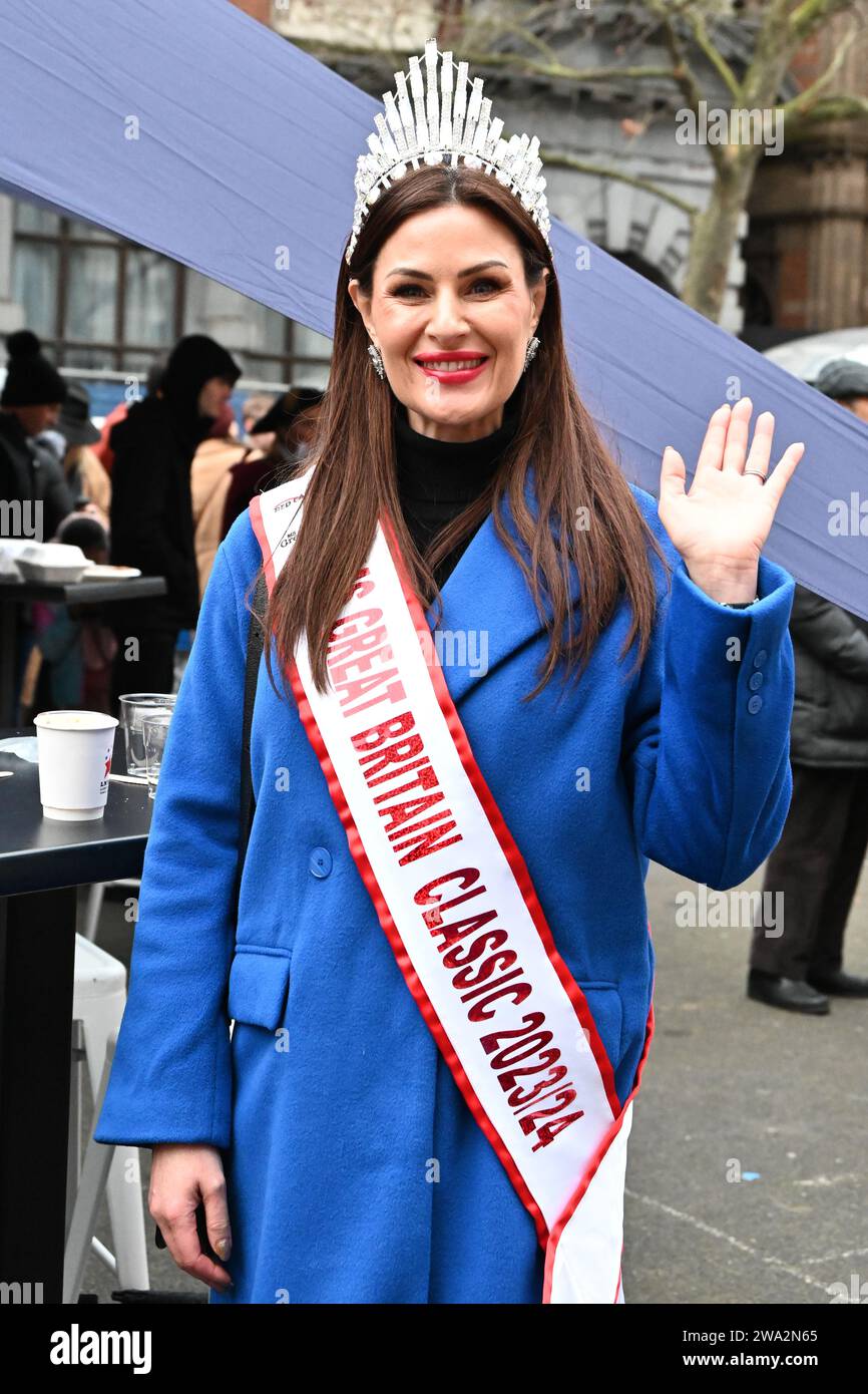 London, Großbritannien. Januar 2024. Gina Broadhurst von Frau Great Britain Classic 2023/24 nimmt an der jährlichen Neujahrsparade in london Teil, bei der Hunderte von Wagen im Zentrum londons, Großbritannien, teilnehmen. Quelle: Siehe Li/Picture Capital/Alamy Live News Stockfoto