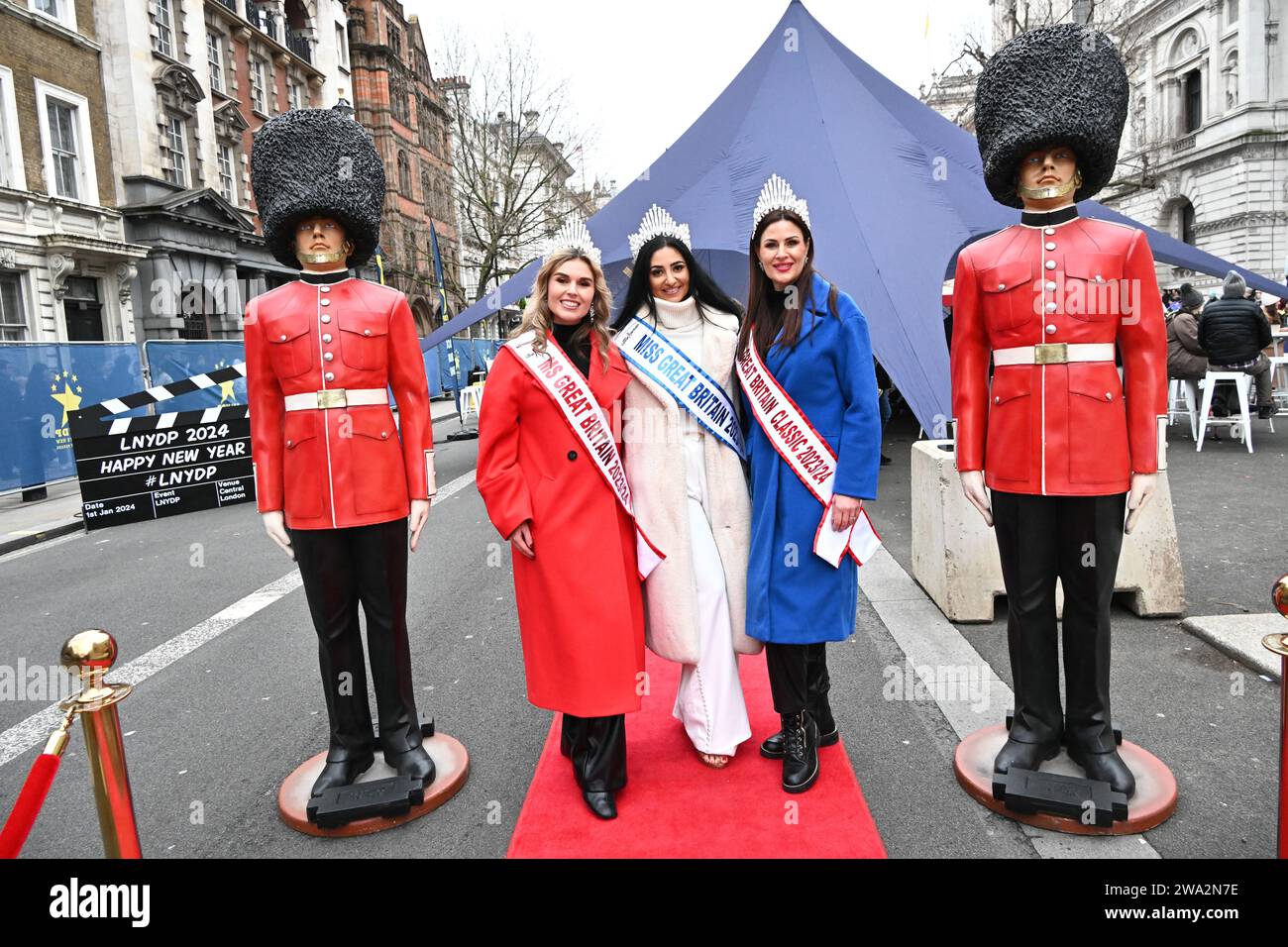 London, Großbritannien. Januar 2024. Larissa Palmer Hirst, Madeleine Wahdan und Gina Broadhurst von Miss Great Britain 2023/24 nehmen an der jährlichen Neujahrsparade in london Teil. Quelle: Siehe Li/Picture Capital/Alamy Live News Stockfoto