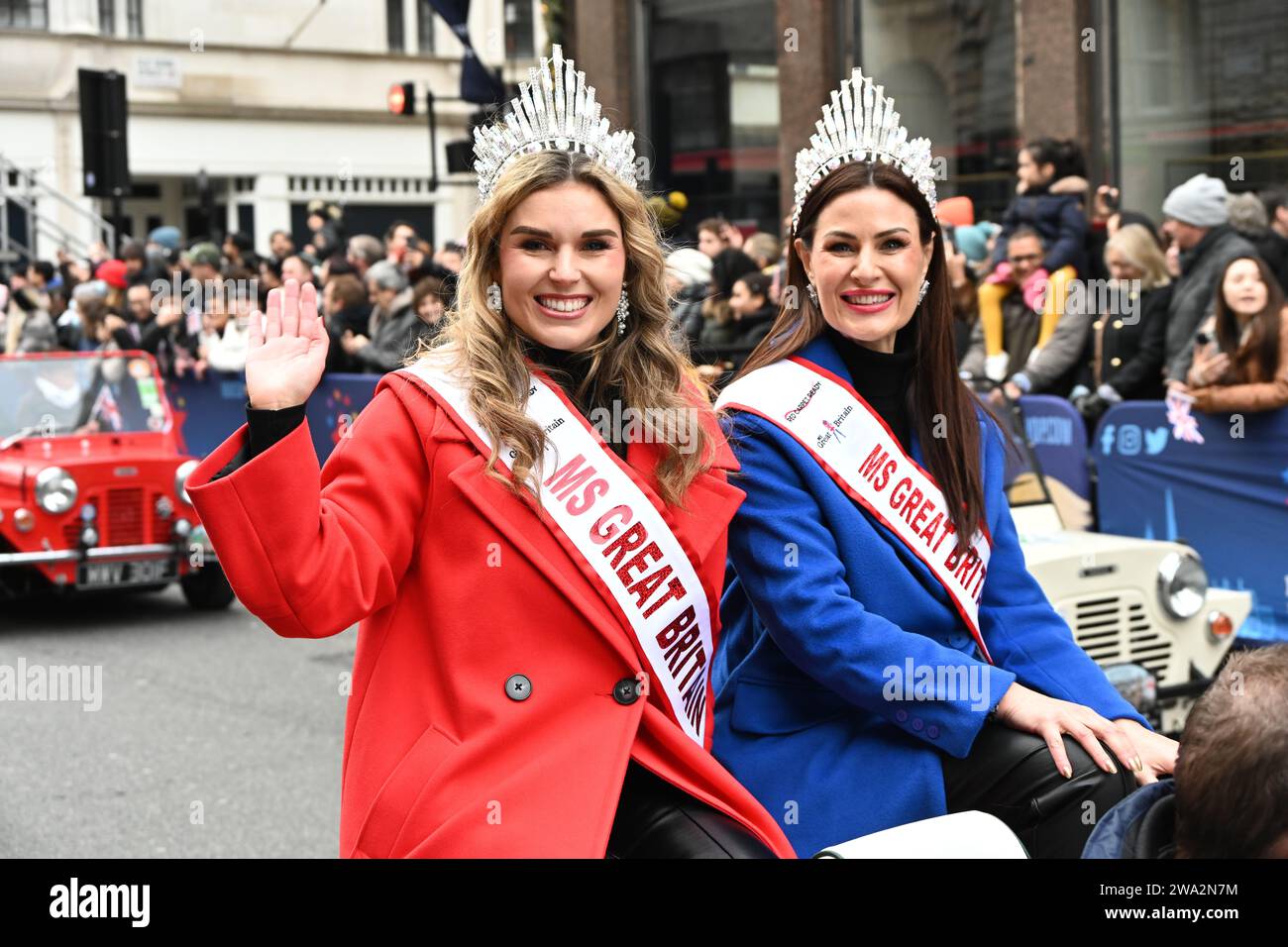 London, Großbritannien. Januar 2024. Larissa Palmer Hirst, Frau Great Britain 2023/24, Gina Broadhurst und Frau Great Britain Classic 2023/24 nehmen an der jährlichen Neujahrsparade in london Teil, an der Hunderte von Wagen teilnehmen. Quelle: Siehe Li/Picture Capital/Alamy Live News Stockfoto