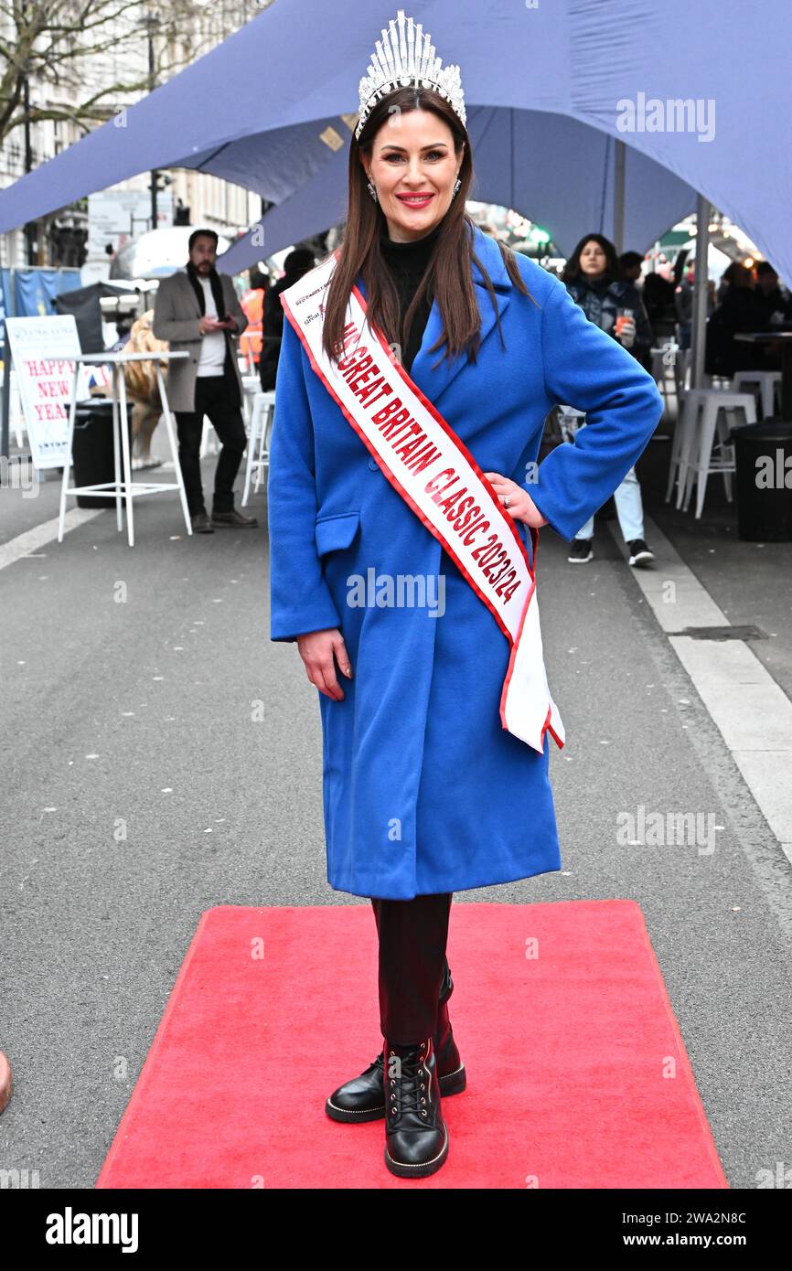 London, Großbritannien. Januar 2024. Gina Broadhurst von Frau Great Britain Classic 2023/24 nimmt an der jährlichen Neujahrsparade in london Teil, bei der Hunderte von Wagen im Zentrum londons, Großbritannien, teilnehmen. Quelle: Siehe Li/Picture Capital/Alamy Live News Stockfoto