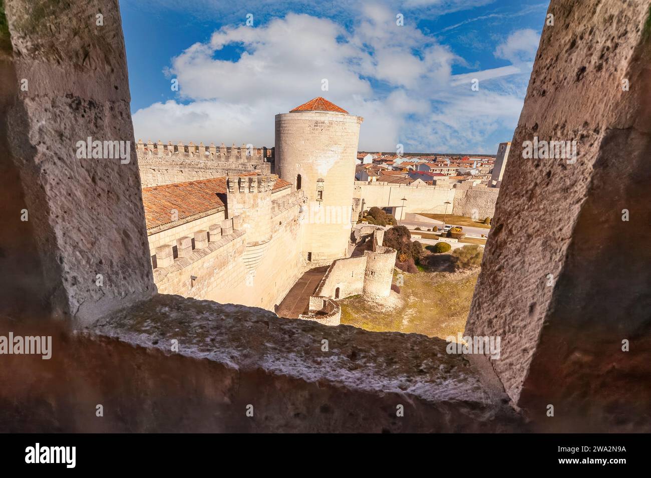 Mittelalterliche Burg der Herzöge von Alburquerque oder Cuellar - Segovia Stockfoto