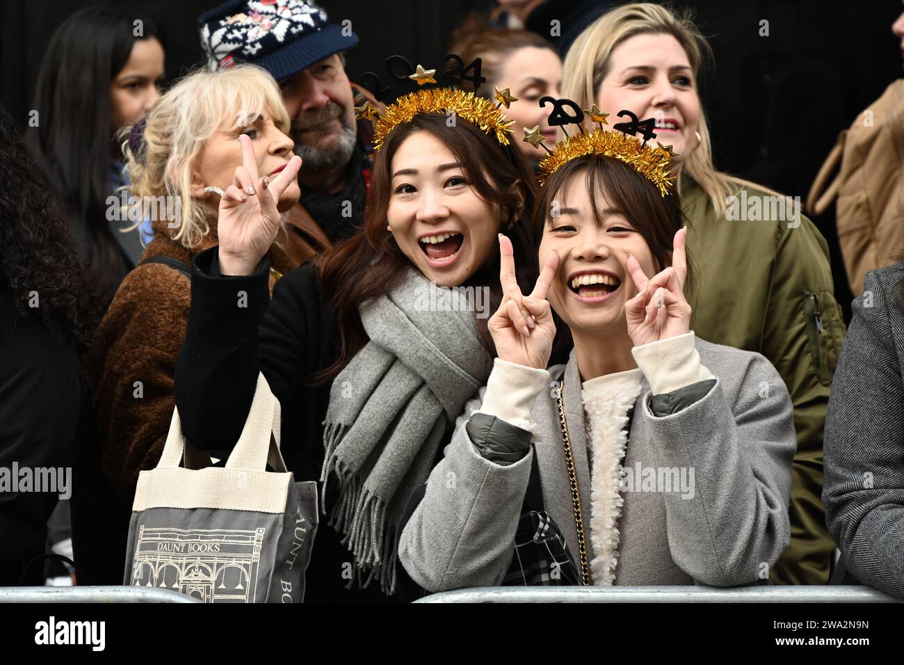 London, Großbritannien. Januar 2024. Londons jährliche Neujahrsparade mit Hunderten von Wagen im Zentrum von london, Großbritannien. Quelle: Siehe Li/Picture Capital/Alamy Live News Stockfoto